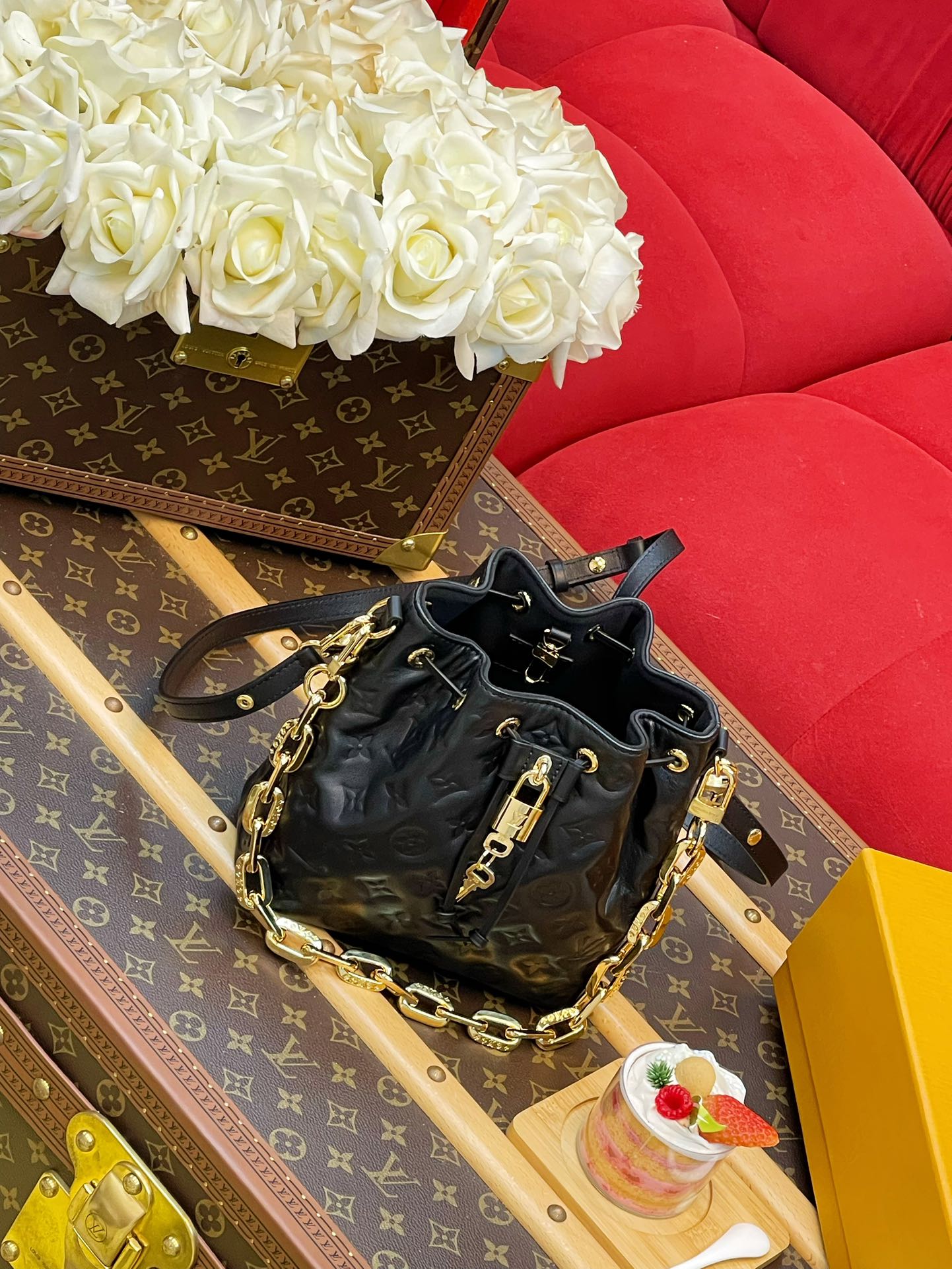 루이비통 쿠션 모노그램 버킷백 M26216 이미지 4