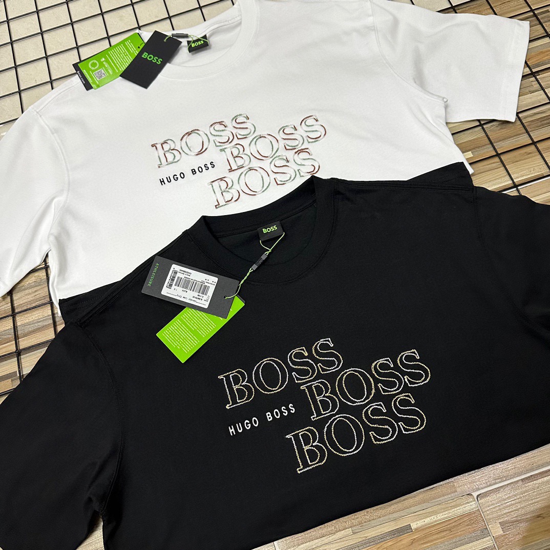 💰125包邮（HUGO BOSS无敌版本！boss柜子新款情侣款男女同款男士短袖T恤胸口大logo图案青年）有大码200斤轻松驾驭、万针刺绣logo。HUGO boss2025ss春夏季管网同步新款男士圆领短袖T恤情侣款女士短袖T恤打底衫男女同款宽松版型！专柜售价1040左右。代购价格也非常高。柜子秒售罄的经典款，一定入手。限定！超强视觉冲击力和符号感的单品，让人过目不忘。简约不失设计感装饰感十足，令这件衣衫出类拔萃。无论在任何场合，它都会受到那些希望在风格上与众不同人士的欢迎。
面料的选择绝对不一般，丝光加入面面料挺拔而富有弹性，光泽感亲肤度都大大提升，不会洗洗领子就塌了，订购一个月左右，吊牌，水洗唛，领标，包装袋全。完美细节！三标齐全！店主自留力荐！小红书网红ins明星同款上身超帅气！
颜色： 黑色、白色
尺码：M到XXL（宽松版型）
M衣长70肩宽48胸围112
L衣长72肩宽50胸围116
XL衣长74肩宽52胸围120
XXL衣长76肩宽54胸围124