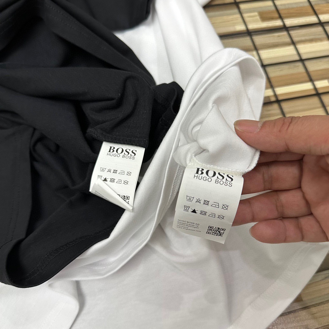 💰125包邮（HUGO BOSS无敌版本！boss柜子新款情侣款男女同款男士短袖T恤胸口大logo图案青年）有大码200斤轻松驾驭、万针刺绣logo。HUGO boss2025ss春夏季管网同步新款男士圆领短袖T恤情侣款女士短袖T恤打底衫男女同款宽松版型！专柜售价1040左右。代购价格也非常高。柜子秒售罄的经典款，一定入手。限定！超强视觉冲击力和符号感的单品，让人过目不忘。简约不失设计感装饰感十足，令这件衣衫出类拔萃。无论在任何场合，它都会受到那些希望在风格上与众不同人士的欢迎。
面料的选择绝对不一般，丝光加入面面料挺拔而富有弹性，光泽感亲肤度都大大提升，不会洗洗领子就塌了，订购一个月左右，吊牌，水洗唛，领标，包装袋全。完美细节！三标齐全！店主自留力荐！小红书网红ins明星同款上身超帅气！
颜色： 黑色、白色
尺码：M到XXL（宽松版型）
M衣长70肩宽48胸围112
L衣长72肩宽50胸围116
XL衣长74肩宽52胸围120
XXL衣长76肩宽54胸围124