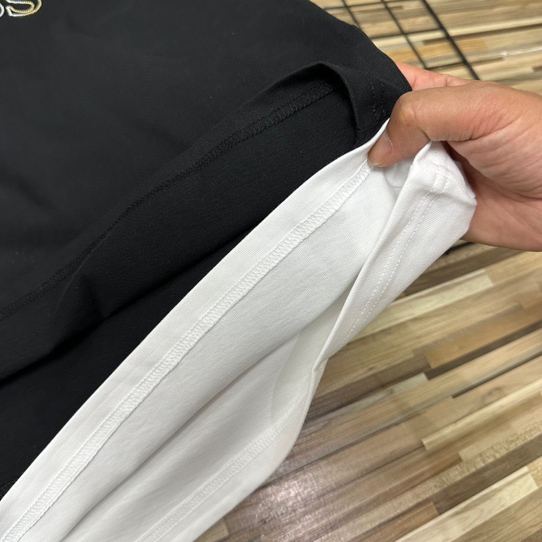 💰125包邮（HUGO BOSS无敌版本！boss柜子新款情侣款男女同款男士短袖T恤胸口大logo图案青年）有大码200斤轻松驾驭、万针刺绣logo。HUGO boss2025ss春夏季管网同步新款男士圆领短袖T恤情侣款女士短袖T恤打底衫男女同款宽松版型！专柜售价1040左右。代购价格也非常高。柜子秒售罄的经典款，一定入手。限定！超强视觉冲击力和符号感的单品，让人过目不忘。简约不失设计感装饰感十足，令这件衣衫出类拔萃。无论在任何场合，它都会受到那些希望在风格上与众不同人士的欢迎。
面料的选择绝对不一般，丝光加入面面料挺拔而富有弹性，光泽感亲肤度都大大提升，不会洗洗领子就塌了，订购一个月左右，吊牌，水洗唛，领标，包装袋全。完美细节！三标齐全！店主自留力荐！小红书网红ins明星同款上身超帅气！
颜色： 黑色、白色
尺码：M到XXL（宽松版型）
M衣长70肩宽48胸围112
L衣长72肩宽50胸围116
XL衣长74肩宽52胸围120
XXL衣长76肩宽54胸围124