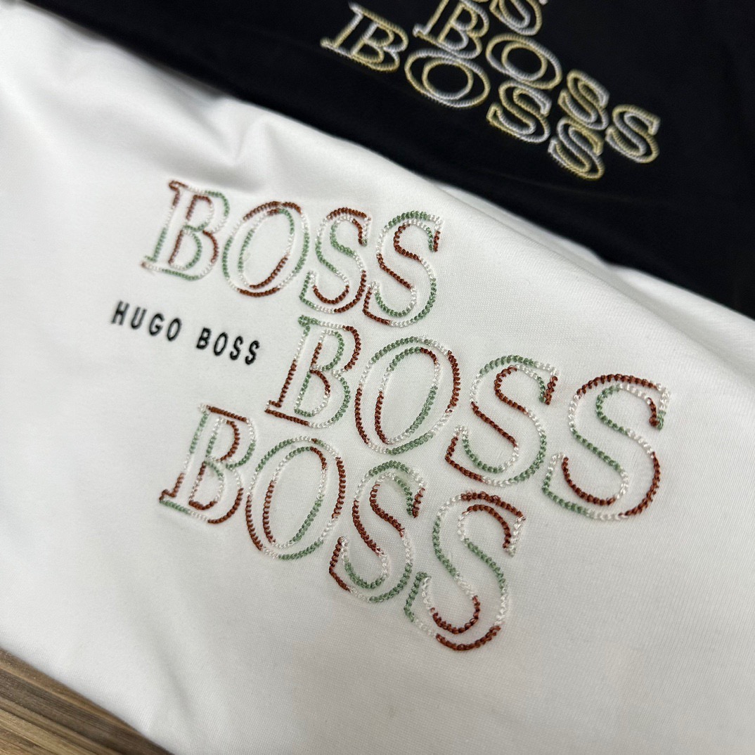 💰125包邮（HUGO BOSS无敌版本！boss柜子新款情侣款男女同款男士短袖T恤胸口大logo图案青年）有大码200斤轻松驾驭、万针刺绣logo。HUGO boss2025ss春夏季管网同步新款男士圆领短袖T恤情侣款女士短袖T恤打底衫男女同款宽松版型！专柜售价1040左右。代购价格也非常高。柜子秒售罄的经典款，一定入手。限定！超强视觉冲击力和符号感的单品，让人过目不忘。简约不失设计感装饰感十足，令这件衣衫出类拔萃。无论在任何场合，它都会受到那些希望在风格上与众不同人士的欢迎。
面料的选择绝对不一般，丝光加入面面料挺拔而富有弹性，光泽感亲肤度都大大提升，不会洗洗领子就塌了，订购一个月左右，吊牌，水洗唛，领标，包装袋全。完美细节！三标齐全！店主自留力荐！小红书网红ins明星同款上身超帅气！
颜色： 黑色、白色
尺码：M到XXL（宽松版型）
M衣长70肩宽48胸围112
L衣长72肩宽50胸围116
XL衣长74肩宽52胸围120
XXL衣长76肩宽54胸围124