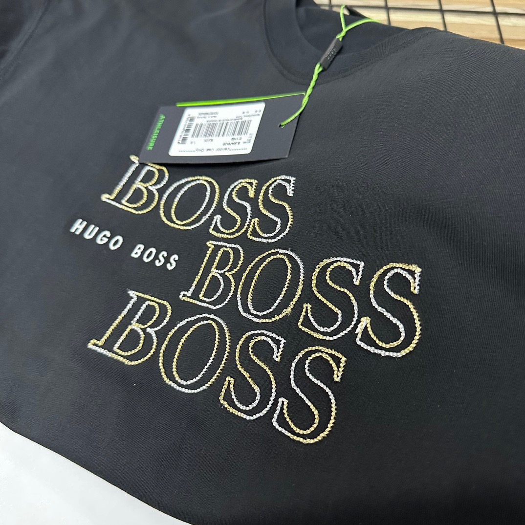 💰125包邮（HUGO BOSS无敌版本！boss柜子新款情侣款男女同款男士短袖T恤胸口大logo图案青年）有大码200斤轻松驾驭、万针刺绣logo。HUGO boss2025ss春夏季管网同步新款男士圆领短袖T恤情侣款女士短袖T恤打底衫男女同款宽松版型！专柜售价1040左右。代购价格也非常高。柜子秒售罄的经典款，一定入手。限定！超强视觉冲击力和符号感的单品，让人过目不忘。简约不失设计感装饰感十足，令这件衣衫出类拔萃。无论在任何场合，它都会受到那些希望在风格上与众不同人士的欢迎。
面料的选择绝对不一般，丝光加入面面料挺拔而富有弹性，光泽感亲肤度都大大提升，不会洗洗领子就塌了，订购一个月左右，吊牌，水洗唛，领标，包装袋全。完美细节！三标齐全！店主自留力荐！小红书网红ins明星同款上身超帅气！
颜色： 黑色、白色
尺码：M到XXL（宽松版型）
M衣长70肩宽48胸围112
L衣长72肩宽50胸围116
XL衣长74肩宽52胸围120
XXL衣长76肩宽54胸围124