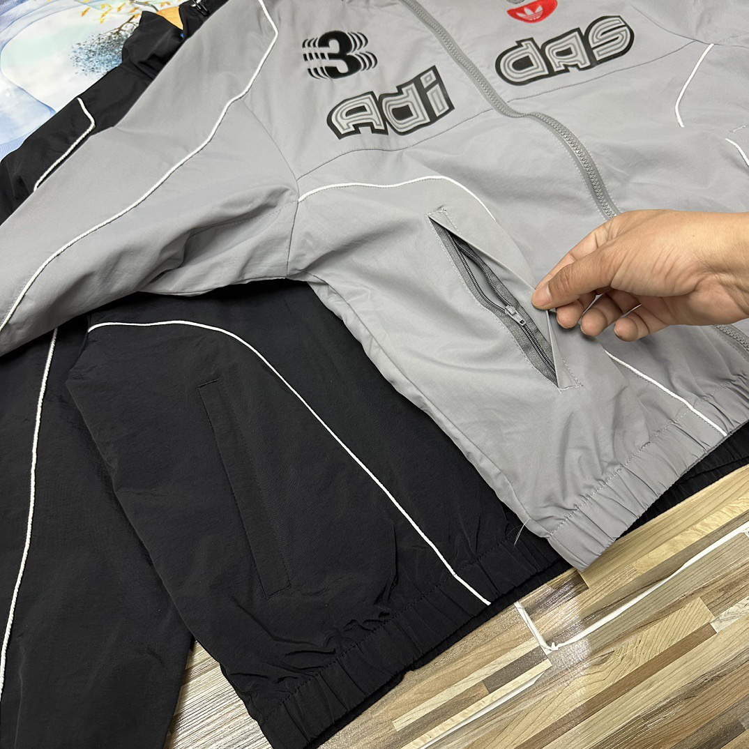 💰160包邮
（Adidas阿迪达斯三叶草立领外套男士运动服情侣款男女同款女士外套！防风衣宽松版型夹克青年外套宽松版型学院风轻松驾驭）
Adidas/阿迪达斯三叶草男士外套女士外套宽松版型外套春夏季新款三条杠立领男女同款情侣款外套，销量一直领先！！宁波申州提供面料，一比一定制！密码8034
胸前万针刺绣字母logo采用阿迪经典三条杠拼接设计，胸前阿迪达斯主标经典字母印花logo，面料采用微型纳米防紫外线面料，轻薄舒适透气，携带方便。内里网格棉陪衬，质感非常好，其实春夏秋三个季节都可以穿搭配！！而且不用担心质量，这批货是特殊渠道拿的，专供官网的货！！放心推，放心卖!售后基本为零的一件产品！！ins/微博/小红书 爆款防晒服，版型oversize中性风格宽松百搭，男生女生都可以穿，搭配情侣装更佳，超级百搭，在炎热的夏季搭配这样一件皮肤衣，上身舒服清凉，再保持舒适的同时有兼顾时尚感。三标齐全！完美品质！
尺码：M-XXL（宽松版型）
颜色：黑色  灰色
M插肩袖胸围112衣长68
L插肩袖胸围116衣长70
XL插肩袖胸围120衣长72
XXL插肩袖胸围128衣长74