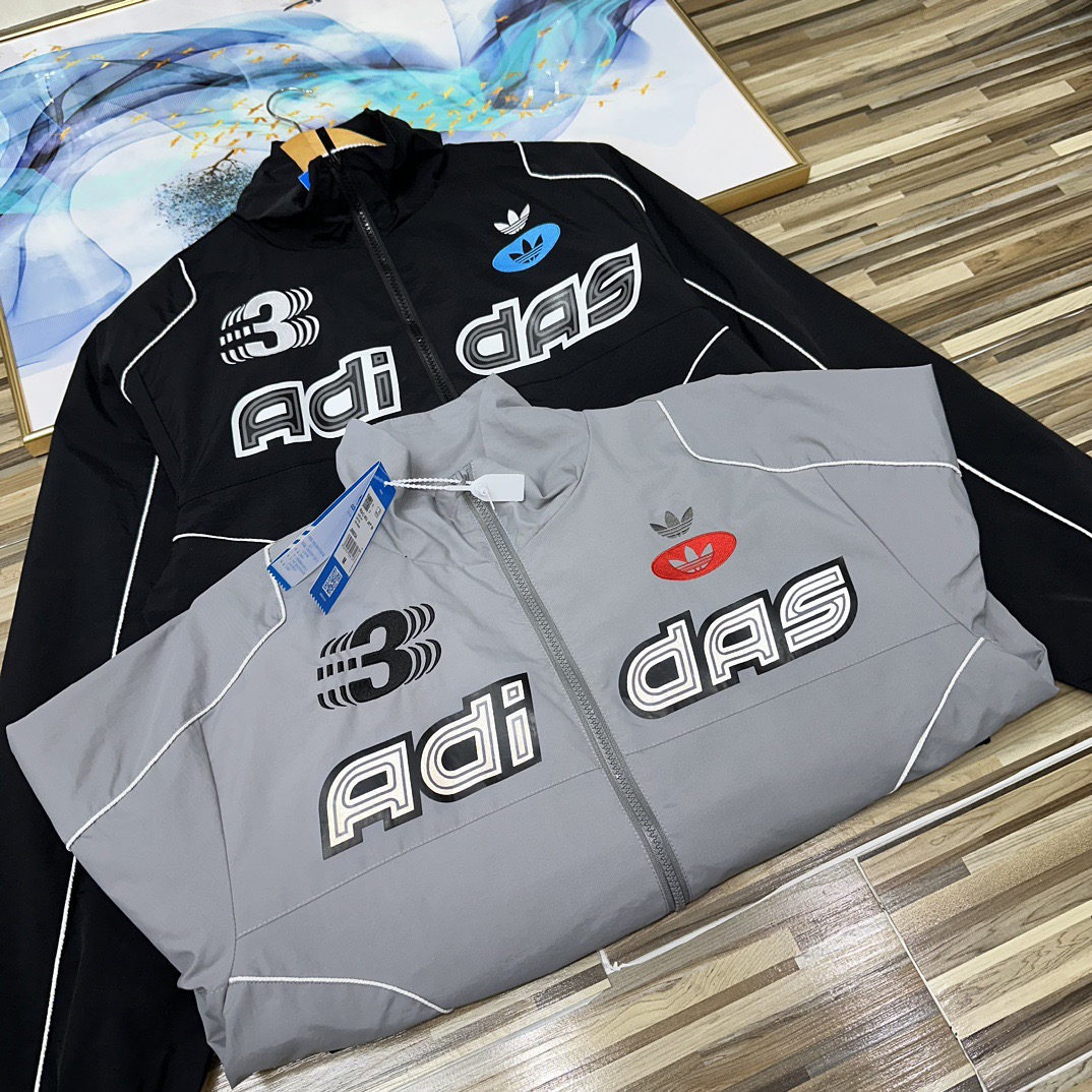 💰160包邮
（Adidas阿迪达斯三叶草立领外套男士运动服情侣款男女同款女士外套！防风衣宽松版型夹克青年外套宽松版型学院风轻松驾驭）
Adidas/阿迪达斯三叶草男士外套女士外套宽松版型外套春夏季新款三条杠立领男女同款情侣款外套，销量一直领先！！宁波申州提供面料，一比一定制！密码8034
胸前万针刺绣字母logo采用阿迪经典三条杠拼接设计，胸前阿迪达斯主标经典字母印花logo，面料采用微型纳米防紫外线面料，轻薄舒适透气，携带方便。内里网格棉陪衬，质感非常好，其实春夏秋三个季节都可以穿搭配！！而且不用担心质量，这批货是特殊渠道拿的，专供官网的货！！放心推，放心卖!售后基本为零的一件产品！！ins/微博/小红书 爆款防晒服，版型oversize中性风格宽松百搭，男生女生都可以穿，搭配情侣装更佳，超级百搭，在炎热的夏季搭配这样一件皮肤衣，上身舒服清凉，再保持舒适的同时有兼顾时尚感。三标齐全！完美品质！
尺码：M-XXL（宽松版型）
颜色：黑色  灰色
M插肩袖胸围112衣长68
L插肩袖胸围116衣长70
XL插肩袖胸围120衣长72
XXL插肩袖胸围128衣长74