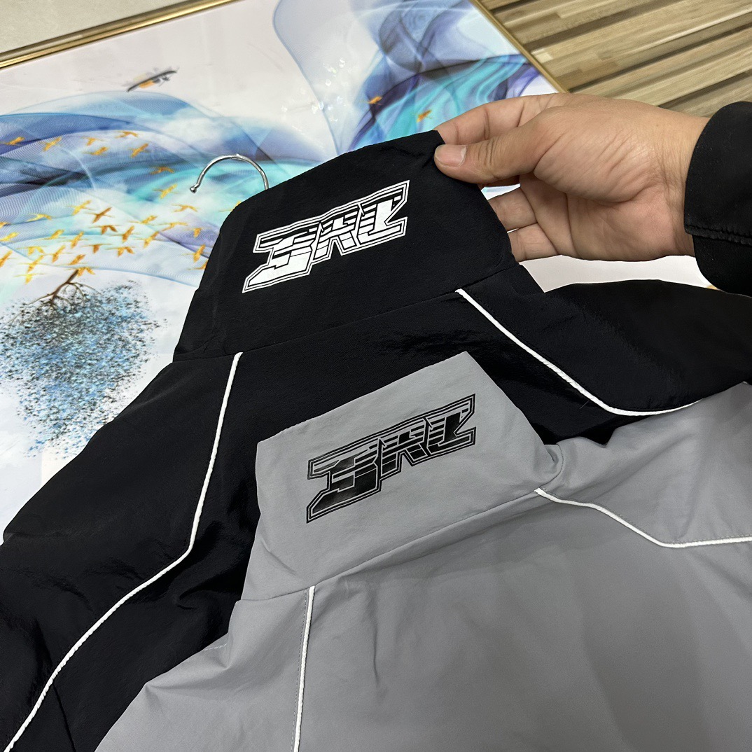 💰160包邮
（Adidas阿迪达斯三叶草立领外套男士运动服情侣款男女同款女士外套！防风衣宽松版型夹克青年外套宽松版型学院风轻松驾驭）
Adidas/阿迪达斯三叶草男士外套女士外套宽松版型外套春夏季新款三条杠立领男女同款情侣款外套，销量一直领先！！宁波申州提供面料，一比一定制！密码8034
胸前万针刺绣字母logo采用阿迪经典三条杠拼接设计，胸前阿迪达斯主标经典字母印花logo，面料采用微型纳米防紫外线面料，轻薄舒适透气，携带方便。内里网格棉陪衬，质感非常好，其实春夏秋三个季节都可以穿搭配！！而且不用担心质量，这批货是特殊渠道拿的，专供官网的货！！放心推，放心卖!售后基本为零的一件产品！！ins/微博/小红书 爆款防晒服，版型oversize中性风格宽松百搭，男生女生都可以穿，搭配情侣装更佳，超级百搭，在炎热的夏季搭配这样一件皮肤衣，上身舒服清凉，再保持舒适的同时有兼顾时尚感。三标齐全！完美品质！
尺码：M-XXL（宽松版型）
颜色：黑色  灰色
M插肩袖胸围112衣长68
L插肩袖胸围116衣长70
XL插肩袖胸围120衣长72
XXL插肩袖胸围128衣长74