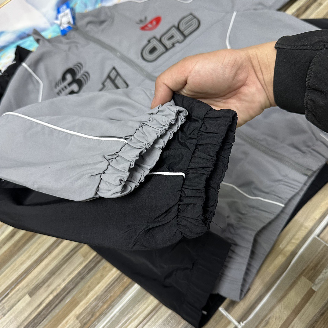 💰160包邮
（Adidas阿迪达斯三叶草立领外套男士运动服情侣款男女同款女士外套！防风衣宽松版型夹克青年外套宽松版型学院风轻松驾驭）
Adidas/阿迪达斯三叶草男士外套女士外套宽松版型外套春夏季新款三条杠立领男女同款情侣款外套，销量一直领先！！宁波申州提供面料，一比一定制！密码8034
胸前万针刺绣字母logo采用阿迪经典三条杠拼接设计，胸前阿迪达斯主标经典字母印花logo，面料采用微型纳米防紫外线面料，轻薄舒适透气，携带方便。内里网格棉陪衬，质感非常好，其实春夏秋三个季节都可以穿搭配！！而且不用担心质量，这批货是特殊渠道拿的，专供官网的货！！放心推，放心卖!售后基本为零的一件产品！！ins/微博/小红书 爆款防晒服，版型oversize中性风格宽松百搭，男生女生都可以穿，搭配情侣装更佳，超级百搭，在炎热的夏季搭配这样一件皮肤衣，上身舒服清凉，再保持舒适的同时有兼顾时尚感。三标齐全！完美品质！
尺码：M-XXL（宽松版型）
颜色：黑色  灰色
M插肩袖胸围112衣长68
L插肩袖胸围116衣长70
XL插肩袖胸围120衣长72
XXL插肩袖胸围128衣长74