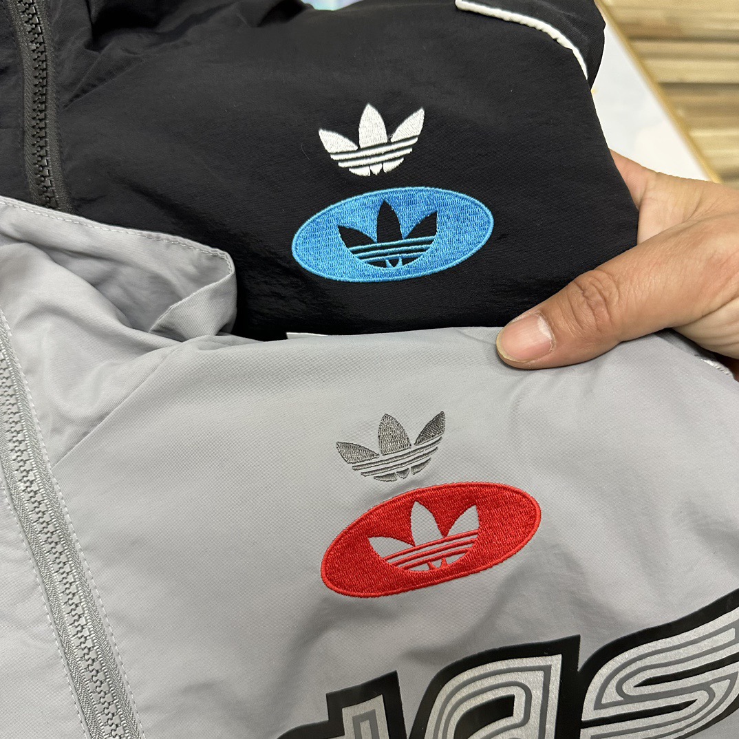 💰160包邮
（Adidas阿迪达斯三叶草立领外套男士运动服情侣款男女同款女士外套！防风衣宽松版型夹克青年外套宽松版型学院风轻松驾驭）
Adidas/阿迪达斯三叶草男士外套女士外套宽松版型外套春夏季新款三条杠立领男女同款情侣款外套，销量一直领先！！宁波申州提供面料，一比一定制！密码8034
胸前万针刺绣字母logo采用阿迪经典三条杠拼接设计，胸前阿迪达斯主标经典字母印花logo，面料采用微型纳米防紫外线面料，轻薄舒适透气，携带方便。内里网格棉陪衬，质感非常好，其实春夏秋三个季节都可以穿搭配！！而且不用担心质量，这批货是特殊渠道拿的，专供官网的货！！放心推，放心卖!售后基本为零的一件产品！！ins/微博/小红书 爆款防晒服，版型oversize中性风格宽松百搭，男生女生都可以穿，搭配情侣装更佳，超级百搭，在炎热的夏季搭配这样一件皮肤衣，上身舒服清凉，再保持舒适的同时有兼顾时尚感。三标齐全！完美品质！
尺码：M-XXL（宽松版型）
颜色：黑色  灰色
M插肩袖胸围112衣长68
L插肩袖胸围116衣长70
XL插肩袖胸围120衣长72
XXL插肩袖胸围128衣长74