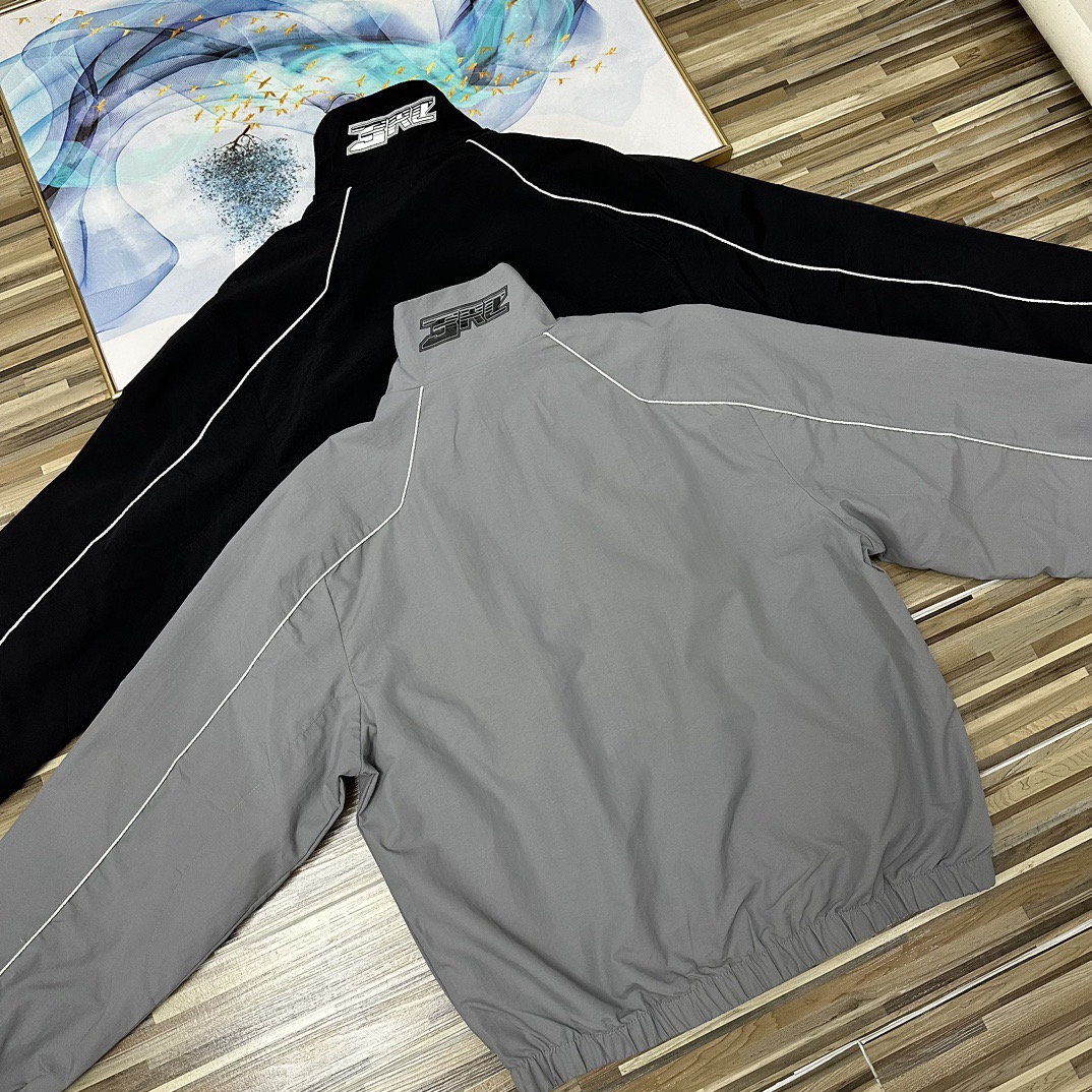 💰160包邮
（Adidas阿迪达斯三叶草立领外套男士运动服情侣款男女同款女士外套！防风衣宽松版型夹克青年外套宽松版型学院风轻松驾驭）
Adidas/阿迪达斯三叶草男士外套女士外套宽松版型外套春夏季新款三条杠立领男女同款情侣款外套，销量一直领先！！宁波申州提供面料，一比一定制！密码8034
胸前万针刺绣字母logo采用阿迪经典三条杠拼接设计，胸前阿迪达斯主标经典字母印花logo，面料采用微型纳米防紫外线面料，轻薄舒适透气，携带方便。内里网格棉陪衬，质感非常好，其实春夏秋三个季节都可以穿搭配！！而且不用担心质量，这批货是特殊渠道拿的，专供官网的货！！放心推，放心卖!售后基本为零的一件产品！！ins/微博/小红书 爆款防晒服，版型oversize中性风格宽松百搭，男生女生都可以穿，搭配情侣装更佳，超级百搭，在炎热的夏季搭配这样一件皮肤衣，上身舒服清凉，再保持舒适的同时有兼顾时尚感。三标齐全！完美品质！
尺码：M-XXL（宽松版型）
颜色：黑色  灰色
M插肩袖胸围112衣长68
L插肩袖胸围116衣长70
XL插肩袖胸围120衣长72
XXL插肩袖胸围128衣长74