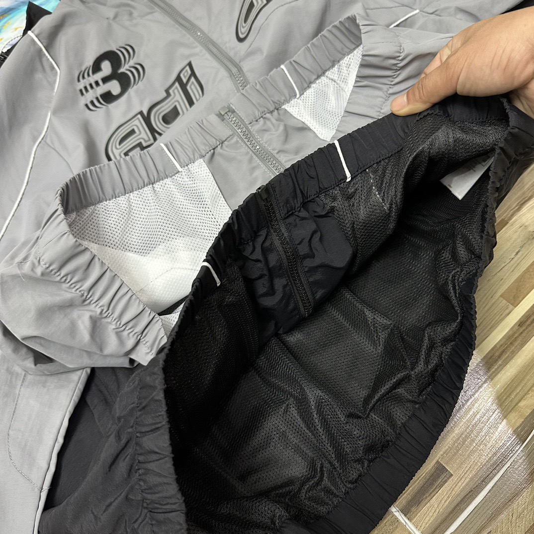 💰160包邮
（Adidas阿迪达斯三叶草立领外套男士运动服情侣款男女同款女士外套！防风衣宽松版型夹克青年外套宽松版型学院风轻松驾驭）
Adidas/阿迪达斯三叶草男士外套女士外套宽松版型外套春夏季新款三条杠立领男女同款情侣款外套，销量一直领先！！宁波申州提供面料，一比一定制！密码8034
胸前万针刺绣字母logo采用阿迪经典三条杠拼接设计，胸前阿迪达斯主标经典字母印花logo，面料采用微型纳米防紫外线面料，轻薄舒适透气，携带方便。内里网格棉陪衬，质感非常好，其实春夏秋三个季节都可以穿搭配！！而且不用担心质量，这批货是特殊渠道拿的，专供官网的货！！放心推，放心卖!售后基本为零的一件产品！！ins/微博/小红书 爆款防晒服，版型oversize中性风格宽松百搭，男生女生都可以穿，搭配情侣装更佳，超级百搭，在炎热的夏季搭配这样一件皮肤衣，上身舒服清凉，再保持舒适的同时有兼顾时尚感。三标齐全！完美品质！
尺码：M-XXL（宽松版型）
颜色：黑色  灰色
M插肩袖胸围112衣长68
L插肩袖胸围116衣长70
XL插肩袖胸围120衣长72
XXL插肩袖胸围128衣长74