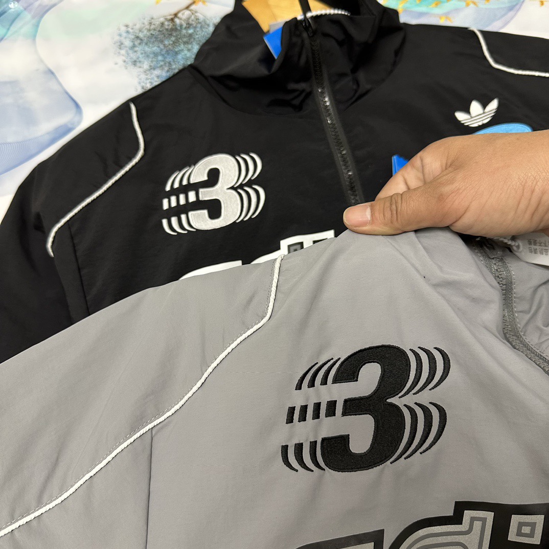 💰160包邮
（Adidas阿迪达斯三叶草立领外套男士运动服情侣款男女同款女士外套！防风衣宽松版型夹克青年外套宽松版型学院风轻松驾驭）
Adidas/阿迪达斯三叶草男士外套女士外套宽松版型外套春夏季新款三条杠立领男女同款情侣款外套，销量一直领先！！宁波申州提供面料，一比一定制！密码8034
胸前万针刺绣字母logo采用阿迪经典三条杠拼接设计，胸前阿迪达斯主标经典字母印花logo，面料采用微型纳米防紫外线面料，轻薄舒适透气，携带方便。内里网格棉陪衬，质感非常好，其实春夏秋三个季节都可以穿搭配！！而且不用担心质量，这批货是特殊渠道拿的，专供官网的货！！放心推，放心卖!售后基本为零的一件产品！！ins/微博/小红书 爆款防晒服，版型oversize中性风格宽松百搭，男生女生都可以穿，搭配情侣装更佳，超级百搭，在炎热的夏季搭配这样一件皮肤衣，上身舒服清凉，再保持舒适的同时有兼顾时尚感。三标齐全！完美品质！
尺码：M-XXL（宽松版型）
颜色：黑色  灰色
M插肩袖胸围112衣长68
L插肩袖胸围116衣长70
XL插肩袖胸围120衣长72
XXL插肩袖胸围128衣长74