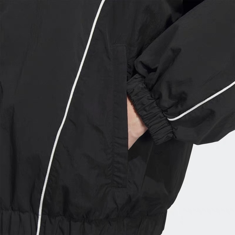 模特图#💰160包邮
(Adidas阿迪达斯三叶草立领外套男士运动服情侣款男女同款女士外套!防风衣宽松版型夹克青年外套宽松版型学院风轻松驾驭)
Adidas/阿迪达斯三叶草男士外套女士外套宽松版型外套春夏季新款三条杠立领男女同款情侣款外套,销量一直领先!!宁波申州提供面料,一比一定制!密码8034
胸前万针刺绣字母logo采用阿迪经典三条杠拼接设计,胸前阿迪达斯主标经典字母印花logo,面料采用微型纳米防紫外线面料,轻薄舒适透气,携带方便。内里网格棉陪衬,质感非常好,其实春夏秋三个季节都可以穿搭配!!而且不用担心质量,这批货是特殊渠道拿的,专供官网的货!!放心推,放心卖!售后基本为零的一件产品!!ins/微博/小红书 爆款防晒服,版型oversize中性风格宽松百搭,男生女生都可以穿,搭配情侣装更佳,超级百搭,在炎热的夏季搭配这样一件皮肤衣,上身舒服清凉,再保持舒适的同时有兼顾时尚感。三标齐全!完美品质!
尺码:M-XXL(宽松版型)
颜色:黑色 灰色
M插肩袖胸围112衣长68
L插肩袖胸围116衣长70
XL插肩袖胸围120衣长72
XXL插肩袖胸围128衣长74