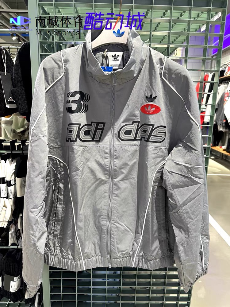 模特图#💰160包邮
(Adidas阿迪达斯三叶草立领外套男士运动服情侣款男女同款女士外套!防风衣宽松版型夹克青年外套宽松版型学院风轻松驾驭)
Adidas/阿迪达斯三叶草男士外套女士外套宽松版型外套春夏季新款三条杠立领男女同款情侣款外套,销量一直领先!!宁波申州提供面料,一比一定制!密码8034
胸前万针刺绣字母logo采用阿迪经典三条杠拼接设计,胸前阿迪达斯主标经典字母印花logo,面料采用微型纳米防紫外线面料,轻薄舒适透气,携带方便。内里网格棉陪衬,质感非常好,其实春夏秋三个季节都可以穿搭配!!而且不用担心质量,这批货是特殊渠道拿的,专供官网的货!!放心推,放心卖!售后基本为零的一件产品!!ins/微博/小红书 爆款防晒服,版型oversize中性风格宽松百搭,男生女生都可以穿,搭配情侣装更佳,超级百搭,在炎热的夏季搭配这样一件皮肤衣,上身舒服清凉,再保持舒适的同时有兼顾时尚感。三标齐全!完美品质!
尺码:M-XXL(宽松版型)
颜色:黑色 灰色
M插肩袖胸围112衣长68
L插肩袖胸围116衣长70
XL插肩袖胸围120衣长72
XXL插肩袖胸围128衣长74