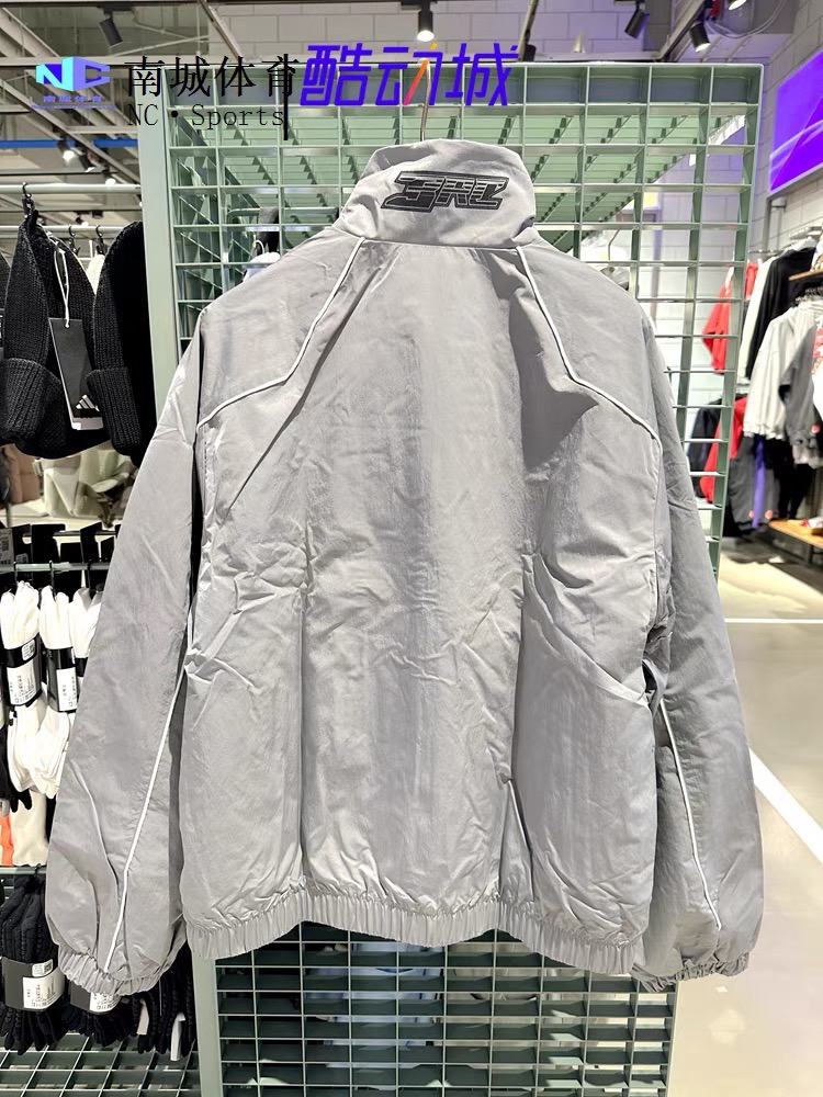 模特图#💰160包邮
(Adidas阿迪达斯三叶草立领外套男士运动服情侣款男女同款女士外套!防风衣宽松版型夹克青年外套宽松版型学院风轻松驾驭)
Adidas/阿迪达斯三叶草男士外套女士外套宽松版型外套春夏季新款三条杠立领男女同款情侣款外套,销量一直领先!!宁波申州提供面料,一比一定制!密码8034
胸前万针刺绣字母logo采用阿迪经典三条杠拼接设计,胸前阿迪达斯主标经典字母印花logo,面料采用微型纳米防紫外线面料,轻薄舒适透气,携带方便。内里网格棉陪衬,质感非常好,其实春夏秋三个季节都可以穿搭配!!而且不用担心质量,这批货是特殊渠道拿的,专供官网的货!!放心推,放心卖!售后基本为零的一件产品!!ins/微博/小红书 爆款防晒服,版型oversize中性风格宽松百搭,男生女生都可以穿,搭配情侣装更佳,超级百搭,在炎热的夏季搭配这样一件皮肤衣,上身舒服清凉,再保持舒适的同时有兼顾时尚感。三标齐全!完美品质!
尺码:M-XXL(宽松版型)
颜色:黑色 灰色
M插肩袖胸围112衣长68
L插肩袖胸围116衣长70
XL插肩袖胸围120衣长72
XXL插肩袖胸围128衣长74