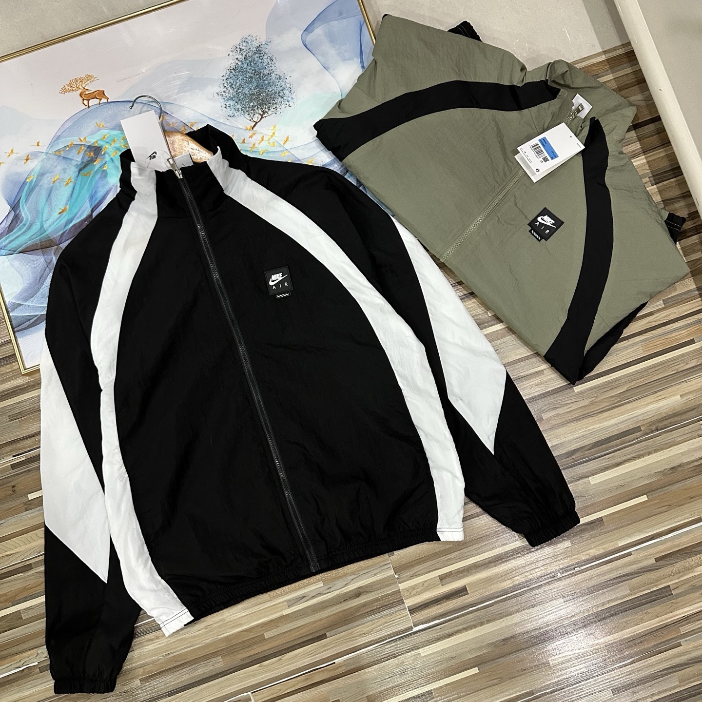  125💰（高品质！万针刺绣logo春夏秋季Nike耐克男女同款情侣款男士宽松版型复古轻便立领贴片外套NIKE外套夹克胸前背后大勾子刺绣工艺logo休闲立领夹克女生宽松外套外套男士夹克外套健身教练梭织外套）
经典常青树NIKE耐克限定海外版nike大钩子刺绣男子夹克外套！
宽松版型的设计立体剪裁 上身超棒！三标齐全！完美品质！学院风轻松驾驭网红小红书ins力荐明星上身！
颜色：黑色、绿色
尺码：M到XXL
M衣长68胸围106（建议110到130斤）
L衣长70胸围110（建议130到150斤）
XL衣长72胸围116（建议155到175斤）
XXL衣长74胸围122（建议175到195斤）