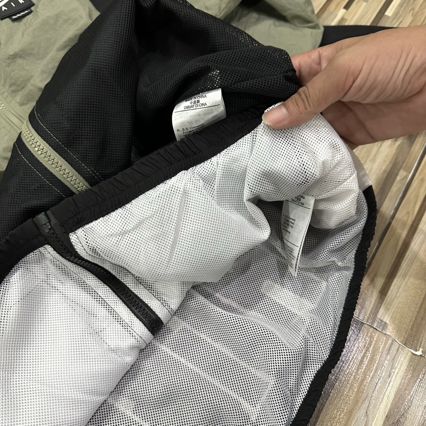  125💰（高品质！万针刺绣logo春夏秋季Nike耐克男女同款情侣款男士宽松版型复古轻便立领贴片外套NIKE外套夹克胸前背后大勾子刺绣工艺logo休闲立领夹克女生宽松外套外套男士夹克外套健身教练梭织外套）
经典常青树NIKE耐克限定海外版nike大钩子刺绣男子夹克外套！
宽松版型的设计立体剪裁 上身超棒！三标齐全！完美品质！学院风轻松驾驭网红小红书ins力荐明星上身！
颜色：黑色、绿色
尺码：M到XXL
M衣长68胸围106（建议110到130斤）
L衣长70胸围110（建议130到150斤）
XL衣长72胸围116（建议155到175斤）
XXL衣长74胸围122（建议175到195斤）