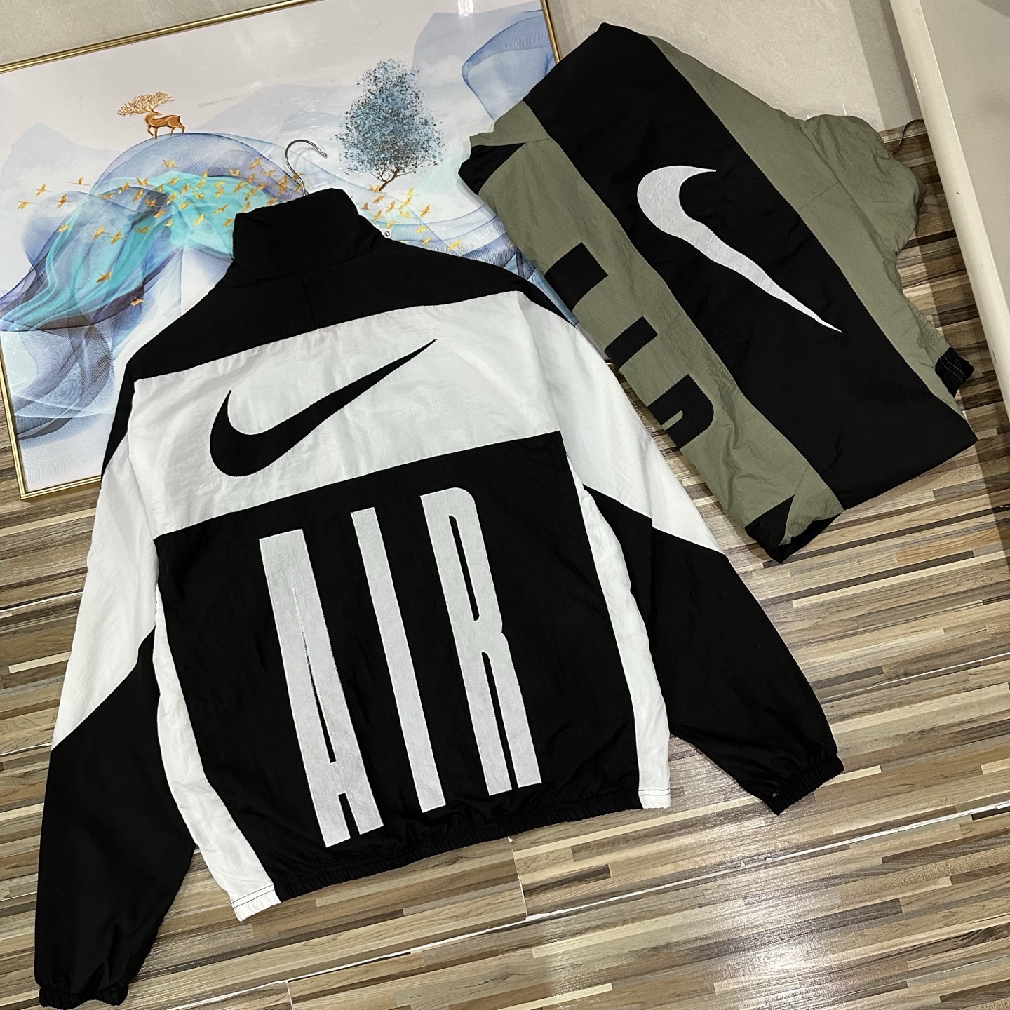  125💰（高品质！万针刺绣logo春夏秋季Nike耐克男女同款情侣款男士宽松版型复古轻便立领贴片外套NIKE外套夹克胸前背后大勾子刺绣工艺logo休闲立领夹克女生宽松外套外套男士夹克外套健身教练梭织外套）
经典常青树NIKE耐克限定海外版nike大钩子刺绣男子夹克外套！
宽松版型的设计立体剪裁 上身超棒！三标齐全！完美品质！学院风轻松驾驭网红小红书ins力荐明星上身！
颜色：黑色、绿色
尺码：M到XXL
M衣长68胸围106（建议110到130斤）
L衣长70胸围110（建议130到150斤）
XL衣长72胸围116（建议155到175斤）
XXL衣长74胸围122（建议175到195斤）