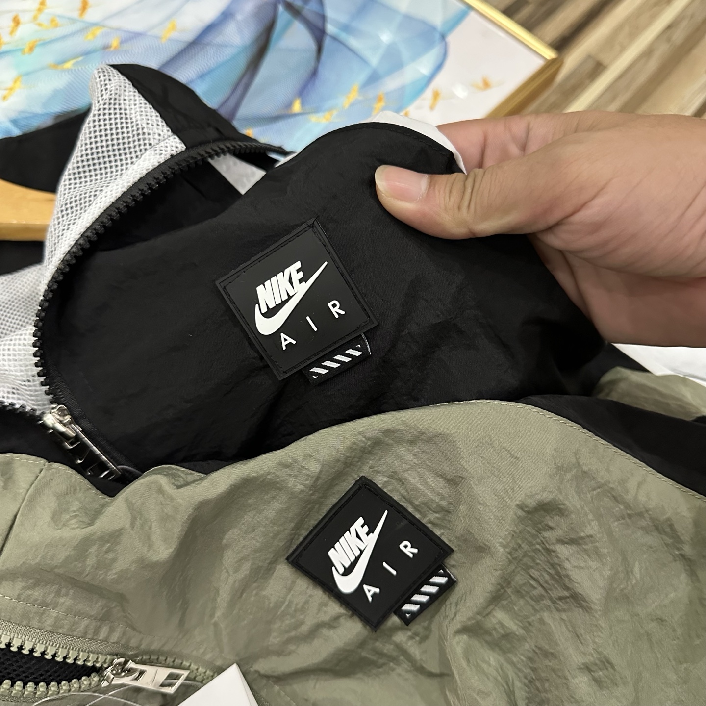  125💰（高品质！万针刺绣logo春夏秋季Nike耐克男女同款情侣款男士宽松版型复古轻便立领贴片外套NIKE外套夹克胸前背后大勾子刺绣工艺logo休闲立领夹克女生宽松外套外套男士夹克外套健身教练梭织外套）
经典常青树NIKE耐克限定海外版nike大钩子刺绣男子夹克外套！
宽松版型的设计立体剪裁 上身超棒！三标齐全！完美品质！学院风轻松驾驭网红小红书ins力荐明星上身！
颜色：黑色、绿色
尺码：M到XXL
M衣长68胸围106（建议110到130斤）
L衣长70胸围110（建议130到150斤）
XL衣长72胸围116（建议155到175斤）
XXL衣长74胸围122（建议175到195斤）