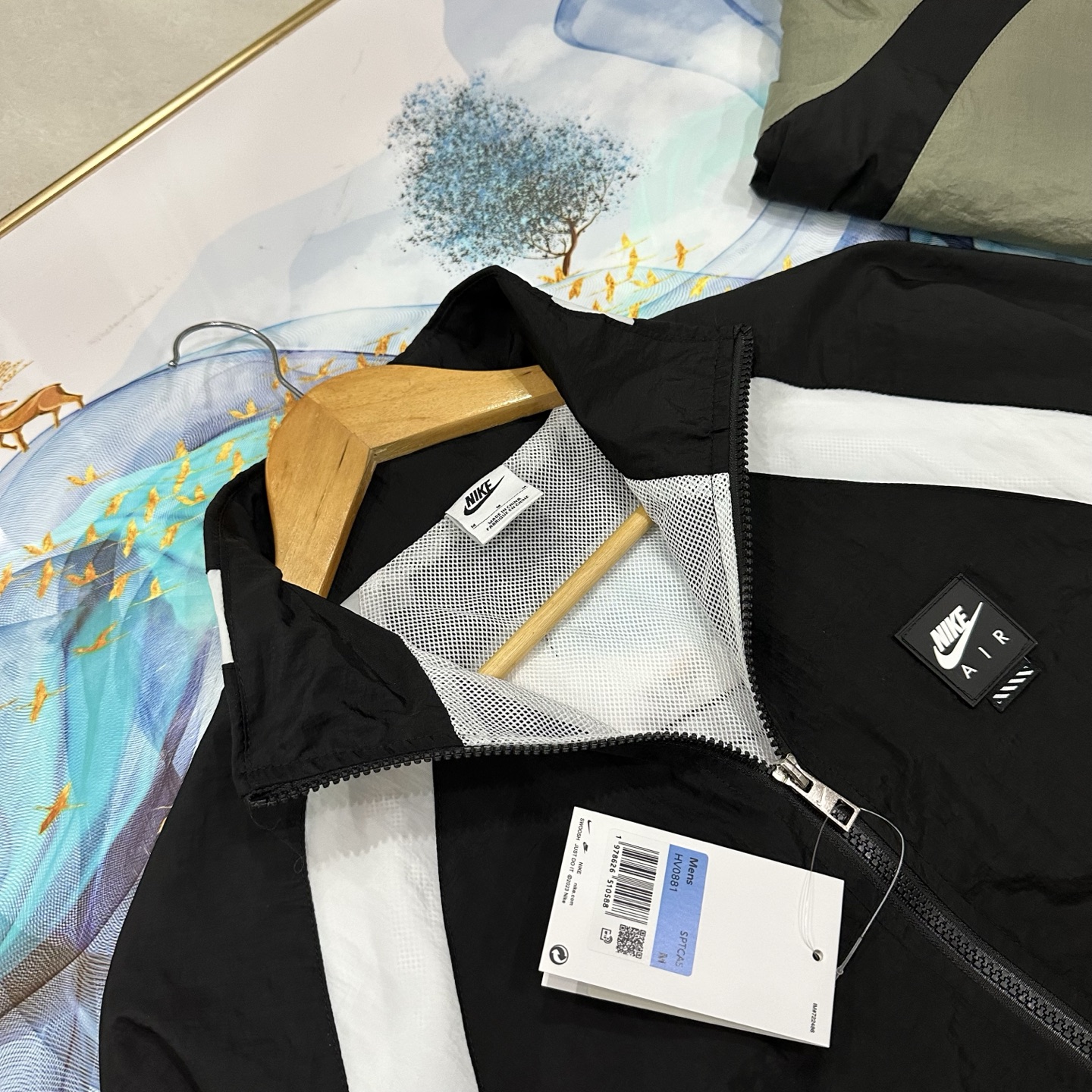  125💰（高品质！万针刺绣logo春夏秋季Nike耐克男女同款情侣款男士宽松版型复古轻便立领贴片外套NIKE外套夹克胸前背后大勾子刺绣工艺logo休闲立领夹克女生宽松外套外套男士夹克外套健身教练梭织外套）
经典常青树NIKE耐克限定海外版nike大钩子刺绣男子夹克外套！
宽松版型的设计立体剪裁 上身超棒！三标齐全！完美品质！学院风轻松驾驭网红小红书ins力荐明星上身！
颜色：黑色、绿色
尺码：M到XXL
M衣长68胸围106（建议110到130斤）
L衣长70胸围110（建议130到150斤）
XL衣长72胸围116（建议155到175斤）
XXL衣长74胸围122（建议175到195斤）