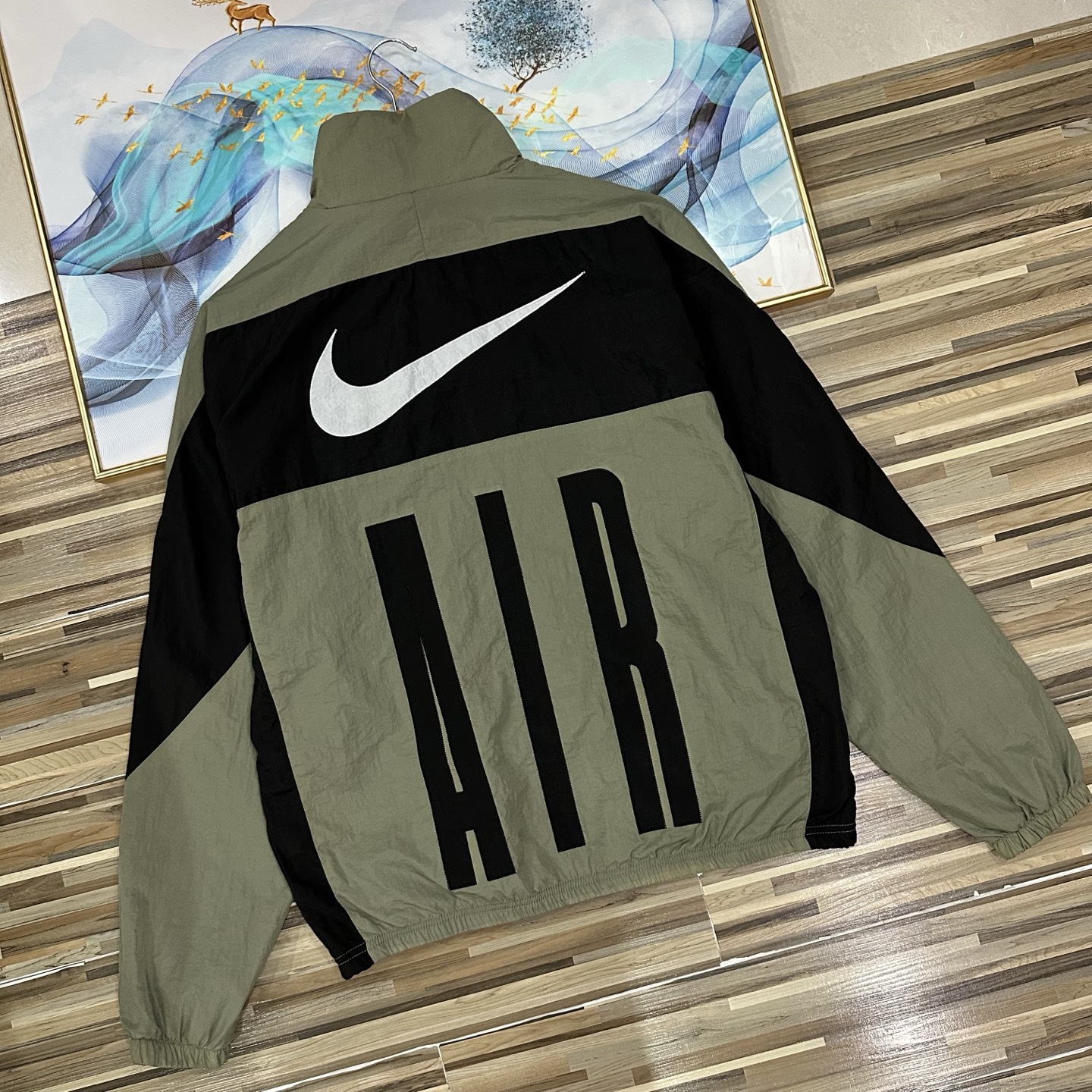  125💰（高品质！万针刺绣logo春夏秋季Nike耐克男女同款情侣款男士宽松版型复古轻便立领贴片外套NIKE外套夹克胸前背后大勾子刺绣工艺logo休闲立领夹克女生宽松外套外套男士夹克外套健身教练梭织外套）
经典常青树NIKE耐克限定海外版nike大钩子刺绣男子夹克外套！
宽松版型的设计立体剪裁 上身超棒！三标齐全！完美品质！学院风轻松驾驭网红小红书ins力荐明星上身！
颜色：黑色、绿色
尺码：M到XXL
M衣长68胸围106（建议110到130斤）
L衣长70胸围110（建议130到150斤）
XL衣长72胸围116（建议155到175斤）
XXL衣长74胸围122（建议175到195斤）