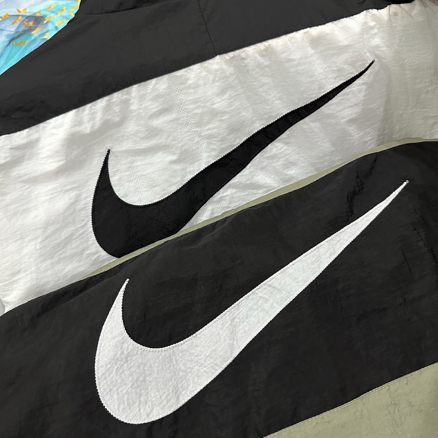  125💰（高品质！万针刺绣logo春夏秋季Nike耐克男女同款情侣款男士宽松版型复古轻便立领贴片外套NIKE外套夹克胸前背后大勾子刺绣工艺logo休闲立领夹克女生宽松外套外套男士夹克外套健身教练梭织外套）
经典常青树NIKE耐克限定海外版nike大钩子刺绣男子夹克外套！
宽松版型的设计立体剪裁 上身超棒！三标齐全！完美品质！学院风轻松驾驭网红小红书ins力荐明星上身！
颜色：黑色、绿色
尺码：M到XXL
M衣长68胸围106（建议110到130斤）
L衣长70胸围110（建议130到150斤）
XL衣长72胸围116（建议155到175斤）
XXL衣长74胸围122（建议175到195斤）