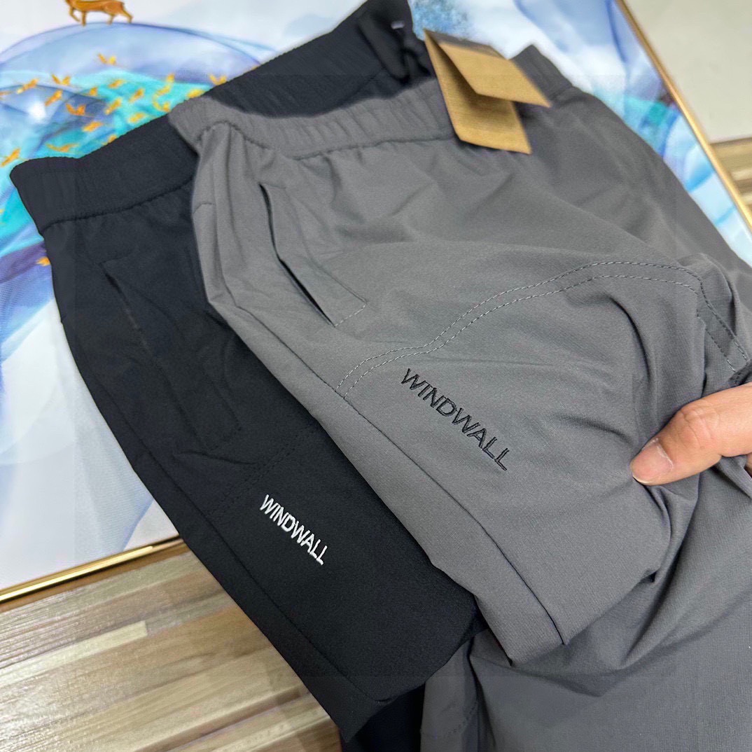 💰100
（春夏季新款2026立体裁剪tnf北面机能工装基础大众休闲裤长裤）高逼格！万针刺绣logo！TheNorthFace 北面立体剪裁户外机能风工装裤！绝对完美的品质！春秋季情侣款男女同款男士宽松大码版型简约风运动裤百搭时尚休闲裤！23年贸易公司订单纯正非常挺得一款裤子 ！必入单品！立体剪裁两侧大口袋拼接！面料舒适力挺！东西超级棒！高密度特定梭织全棉纱卡面料，透气不闷热，户外机能风，有大码男装束脚裤型，上身百搭超显腿长，做工细节都无可挑剔，同时又简约！户外休闲首选！重点推荐!太好穿了而且颜值很高!本来工厂做的是老外的单子!毁约了，不然这个价钱下不来的!!不计面料成本，工厂也只求把面料卖完!工人发发工资!宽松的廓形，修饰腿型!比如说腿粗的兄弟腿型不好的兄弟!都能很好的驾驭!搭配工装靴，运动鞋，休闲鞋，它都百搭!强烈推荐给兄弟们！三标齐全！完美品质！
颜色：黑色、灰色
尺码：M到XXXL（腰围松紧腰）
M：臀围116裤长96（建议95到120斤）
L：臀围120裤长98（建议120到140斤）
XL：臀围124裤长100（建议140到160斤）
XXL：臀围128裤长102（建议160到180斤）
XXXL臀围132裤长104（建议180到195斤）