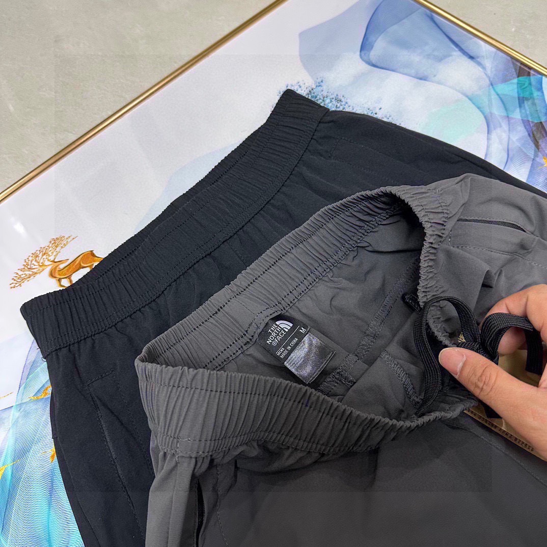 💰100
（春夏季新款2026立体裁剪tnf北面机能工装基础大众休闲裤长裤）高逼格！万针刺绣logo！TheNorthFace 北面立体剪裁户外机能风工装裤！绝对完美的品质！春秋季情侣款男女同款男士宽松大码版型简约风运动裤百搭时尚休闲裤！23年贸易公司订单纯正非常挺得一款裤子 ！必入单品！立体剪裁两侧大口袋拼接！面料舒适力挺！东西超级棒！高密度特定梭织全棉纱卡面料，透气不闷热，户外机能风，有大码男装束脚裤型，上身百搭超显腿长，做工细节都无可挑剔，同时又简约！户外休闲首选！重点推荐!太好穿了而且颜值很高!本来工厂做的是老外的单子!毁约了，不然这个价钱下不来的!!不计面料成本，工厂也只求把面料卖完!工人发发工资!宽松的廓形，修饰腿型!比如说腿粗的兄弟腿型不好的兄弟!都能很好的驾驭!搭配工装靴，运动鞋，休闲鞋，它都百搭!强烈推荐给兄弟们！三标齐全！完美品质！
颜色：黑色、灰色
尺码：M到XXXL（腰围松紧腰）
M：臀围116裤长96（建议95到120斤）
L：臀围120裤长98（建议120到140斤）
XL：臀围124裤长100（建议140到160斤）
XXL：臀围128裤长102（建议160到180斤）
XXXL臀围132裤长104（建议180到195斤）