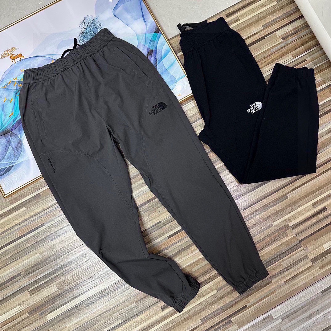 💰100
（春夏季新款2026立体裁剪tnf北面机能工装基础大众休闲裤长裤）高逼格！万针刺绣logo！TheNorthFace 北面立体剪裁户外机能风工装裤！绝对完美的品质！春秋季情侣款男女同款男士宽松大码版型简约风运动裤百搭时尚休闲裤！23年贸易公司订单纯正非常挺得一款裤子 ！必入单品！立体剪裁两侧大口袋拼接！面料舒适力挺！东西超级棒！高密度特定梭织全棉纱卡面料，透气不闷热，户外机能风，有大码男装束脚裤型，上身百搭超显腿长，做工细节都无可挑剔，同时又简约！户外休闲首选！重点推荐!太好穿了而且颜值很高!本来工厂做的是老外的单子!毁约了，不然这个价钱下不来的!!不计面料成本，工厂也只求把面料卖完!工人发发工资!宽松的廓形，修饰腿型!比如说腿粗的兄弟腿型不好的兄弟!都能很好的驾驭!搭配工装靴，运动鞋，休闲鞋，它都百搭!强烈推荐给兄弟们！三标齐全！完美品质！
颜色：黑色、灰色
尺码：M到XXXL（腰围松紧腰）
M：臀围116裤长96（建议95到120斤）
L：臀围120裤长98（建议120到140斤）
XL：臀围124裤长100（建议140到160斤）
XXL：臀围128裤长102（建议160到180斤）
XXXL臀围132裤长104（建议180到195斤）