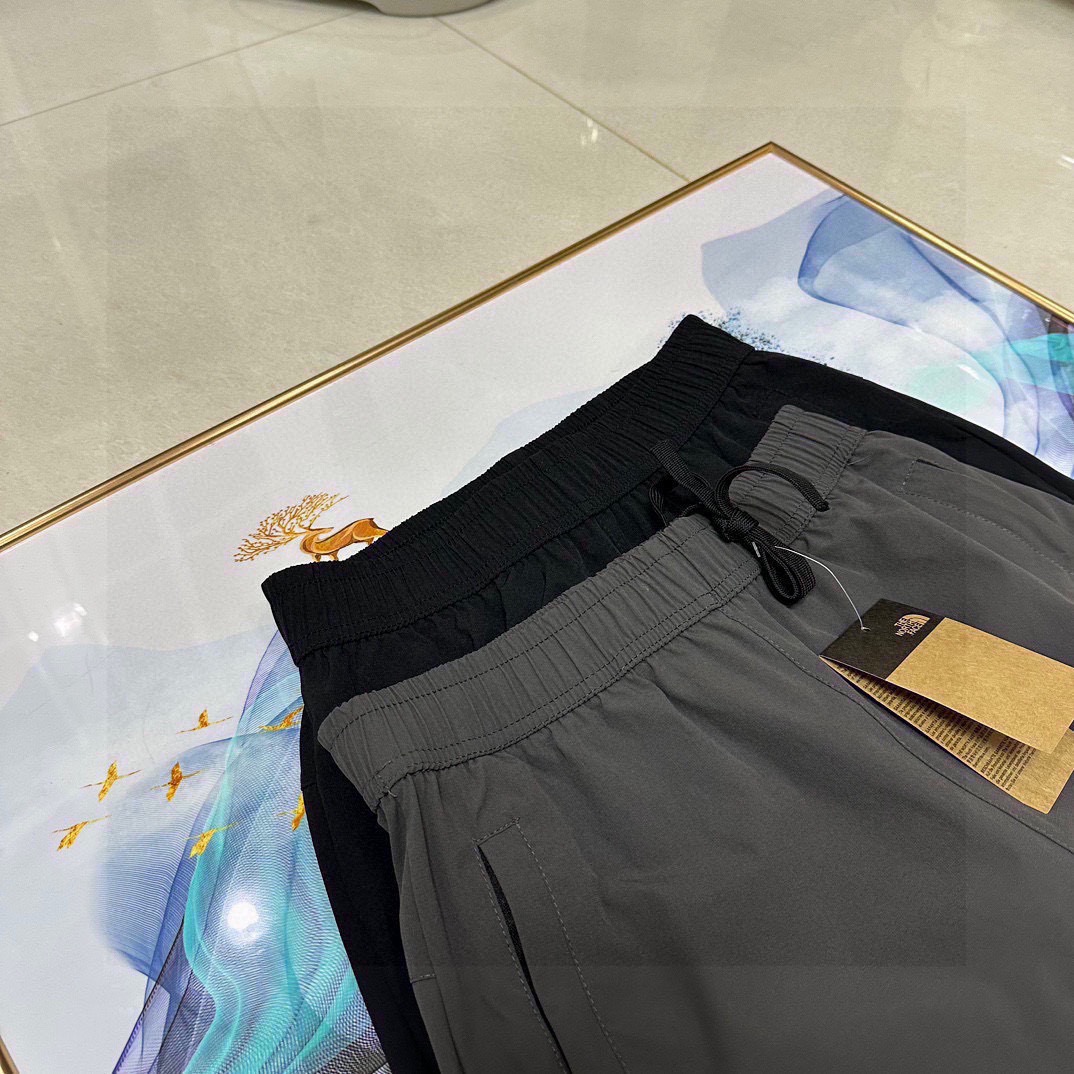 💰100
（春夏季新款2026立体裁剪tnf北面机能工装基础大众休闲裤长裤）高逼格！万针刺绣logo！TheNorthFace 北面立体剪裁户外机能风工装裤！绝对完美的品质！春秋季情侣款男女同款男士宽松大码版型简约风运动裤百搭时尚休闲裤！23年贸易公司订单纯正非常挺得一款裤子 ！必入单品！立体剪裁两侧大口袋拼接！面料舒适力挺！东西超级棒！高密度特定梭织全棉纱卡面料，透气不闷热，户外机能风，有大码男装束脚裤型，上身百搭超显腿长，做工细节都无可挑剔，同时又简约！户外休闲首选！重点推荐!太好穿了而且颜值很高!本来工厂做的是老外的单子!毁约了，不然这个价钱下不来的!!不计面料成本，工厂也只求把面料卖完!工人发发工资!宽松的廓形，修饰腿型!比如说腿粗的兄弟腿型不好的兄弟!都能很好的驾驭!搭配工装靴，运动鞋，休闲鞋，它都百搭!强烈推荐给兄弟们！三标齐全！完美品质！
颜色：黑色、灰色
尺码：M到XXXL（腰围松紧腰）
M：臀围116裤长96（建议95到120斤）
L：臀围120裤长98（建议120到140斤）
XL：臀围124裤长100（建议140到160斤）
XXL：臀围128裤长102（建议160到180斤）
XXXL臀围132裤长104（建议180到195斤）