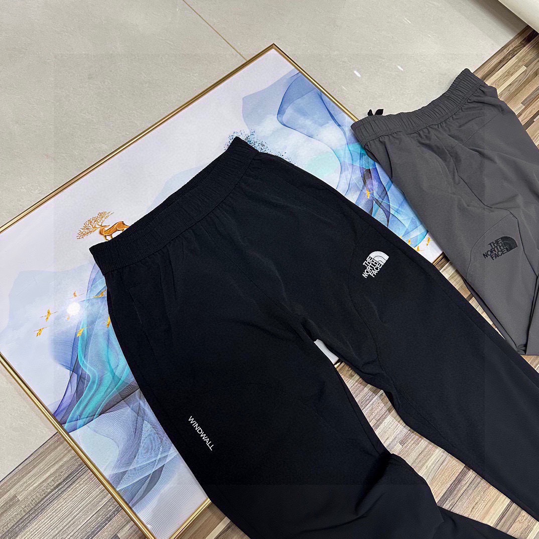 💰100
（春夏季新款2026立体裁剪tnf北面机能工装基础大众休闲裤长裤）高逼格！万针刺绣logo！TheNorthFace 北面立体剪裁户外机能风工装裤！绝对完美的品质！春秋季情侣款男女同款男士宽松大码版型简约风运动裤百搭时尚休闲裤！23年贸易公司订单纯正非常挺得一款裤子 ！必入单品！立体剪裁两侧大口袋拼接！面料舒适力挺！东西超级棒！高密度特定梭织全棉纱卡面料，透气不闷热，户外机能风，有大码男装束脚裤型，上身百搭超显腿长，做工细节都无可挑剔，同时又简约！户外休闲首选！重点推荐!太好穿了而且颜值很高!本来工厂做的是老外的单子!毁约了，不然这个价钱下不来的!!不计面料成本，工厂也只求把面料卖完!工人发发工资!宽松的廓形，修饰腿型!比如说腿粗的兄弟腿型不好的兄弟!都能很好的驾驭!搭配工装靴，运动鞋，休闲鞋，它都百搭!强烈推荐给兄弟们！三标齐全！完美品质！
颜色：黑色、灰色
尺码：M到XXXL（腰围松紧腰）
M：臀围116裤长96（建议95到120斤）
L：臀围120裤长98（建议120到140斤）
XL：臀围124裤长100（建议140到160斤）
XXL：臀围128裤长102（建议160到180斤）
XXXL臀围132裤长104（建议180到195斤）