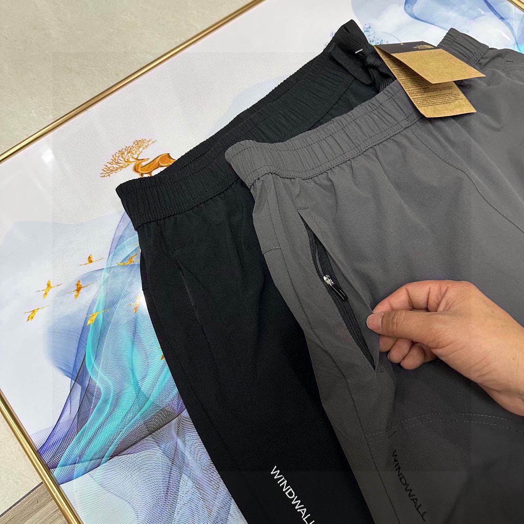 💰100
（春夏季新款2026立体裁剪tnf北面机能工装基础大众休闲裤长裤）高逼格！万针刺绣logo！TheNorthFace 北面立体剪裁户外机能风工装裤！绝对完美的品质！春秋季情侣款男女同款男士宽松大码版型简约风运动裤百搭时尚休闲裤！23年贸易公司订单纯正非常挺得一款裤子 ！必入单品！立体剪裁两侧大口袋拼接！面料舒适力挺！东西超级棒！高密度特定梭织全棉纱卡面料，透气不闷热，户外机能风，有大码男装束脚裤型，上身百搭超显腿长，做工细节都无可挑剔，同时又简约！户外休闲首选！重点推荐!太好穿了而且颜值很高!本来工厂做的是老外的单子!毁约了，不然这个价钱下不来的!!不计面料成本，工厂也只求把面料卖完!工人发发工资!宽松的廓形，修饰腿型!比如说腿粗的兄弟腿型不好的兄弟!都能很好的驾驭!搭配工装靴，运动鞋，休闲鞋，它都百搭!强烈推荐给兄弟们！三标齐全！完美品质！
颜色：黑色、灰色
尺码：M到XXXL（腰围松紧腰）
M：臀围116裤长96（建议95到120斤）
L：臀围120裤长98（建议120到140斤）
XL：臀围124裤长100（建议140到160斤）
XXL：臀围128裤长102（建议160到180斤）
XXXL臀围132裤长104（建议180到195斤）