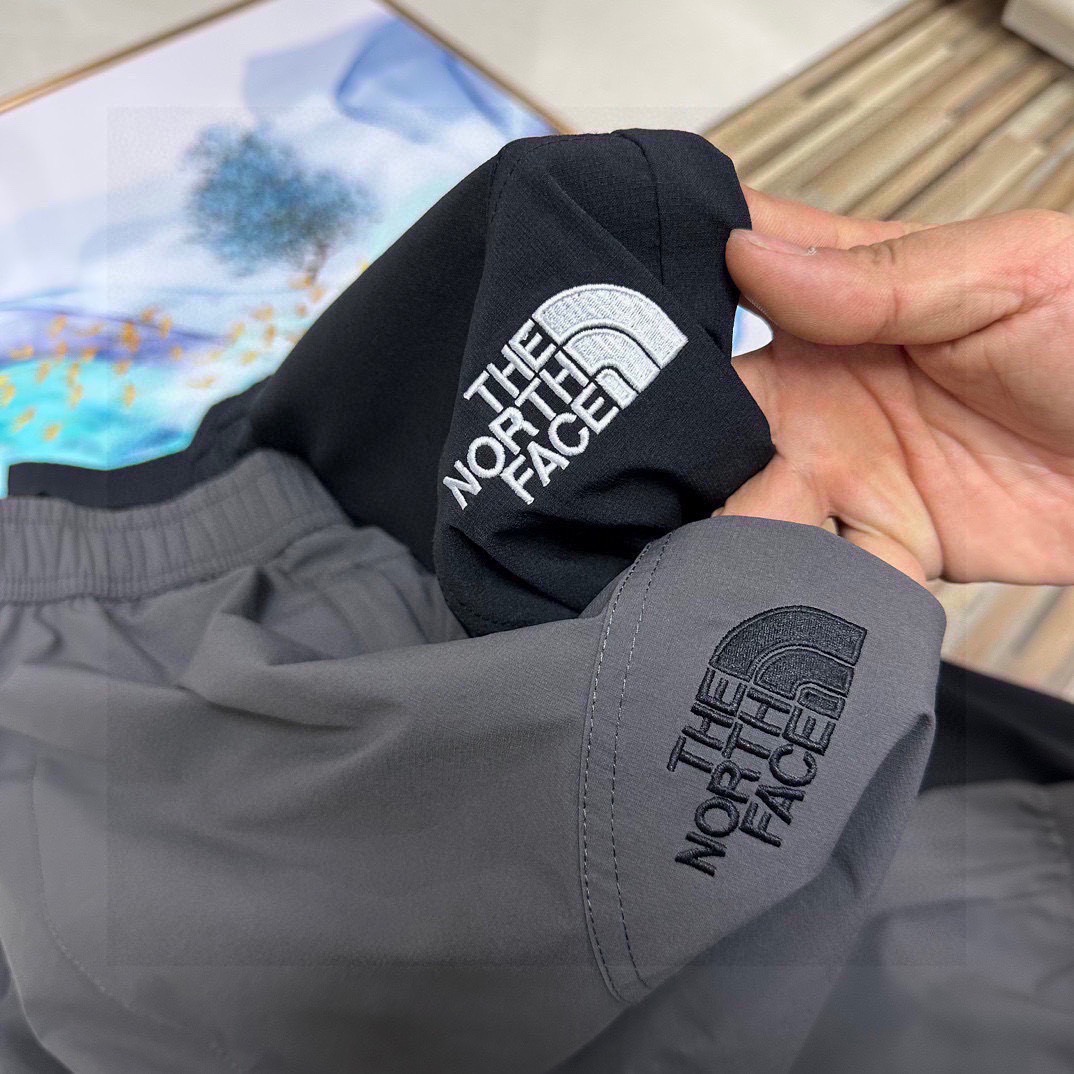 💰100
（春夏季新款2026立体裁剪tnf北面机能工装基础大众休闲裤长裤）高逼格！万针刺绣logo！TheNorthFace 北面立体剪裁户外机能风工装裤！绝对完美的品质！春秋季情侣款男女同款男士宽松大码版型简约风运动裤百搭时尚休闲裤！23年贸易公司订单纯正非常挺得一款裤子 ！必入单品！立体剪裁两侧大口袋拼接！面料舒适力挺！东西超级棒！高密度特定梭织全棉纱卡面料，透气不闷热，户外机能风，有大码男装束脚裤型，上身百搭超显腿长，做工细节都无可挑剔，同时又简约！户外休闲首选！重点推荐!太好穿了而且颜值很高!本来工厂做的是老外的单子!毁约了，不然这个价钱下不来的!!不计面料成本，工厂也只求把面料卖完!工人发发工资!宽松的廓形，修饰腿型!比如说腿粗的兄弟腿型不好的兄弟!都能很好的驾驭!搭配工装靴，运动鞋，休闲鞋，它都百搭!强烈推荐给兄弟们！三标齐全！完美品质！
颜色：黑色、灰色
尺码：M到XXXL（腰围松紧腰）
M：臀围116裤长96（建议95到120斤）
L：臀围120裤长98（建议120到140斤）
XL：臀围124裤长100（建议140到160斤）
XXL：臀围128裤长102（建议160到180斤）
XXXL臀围132裤长104（建议180到195斤）