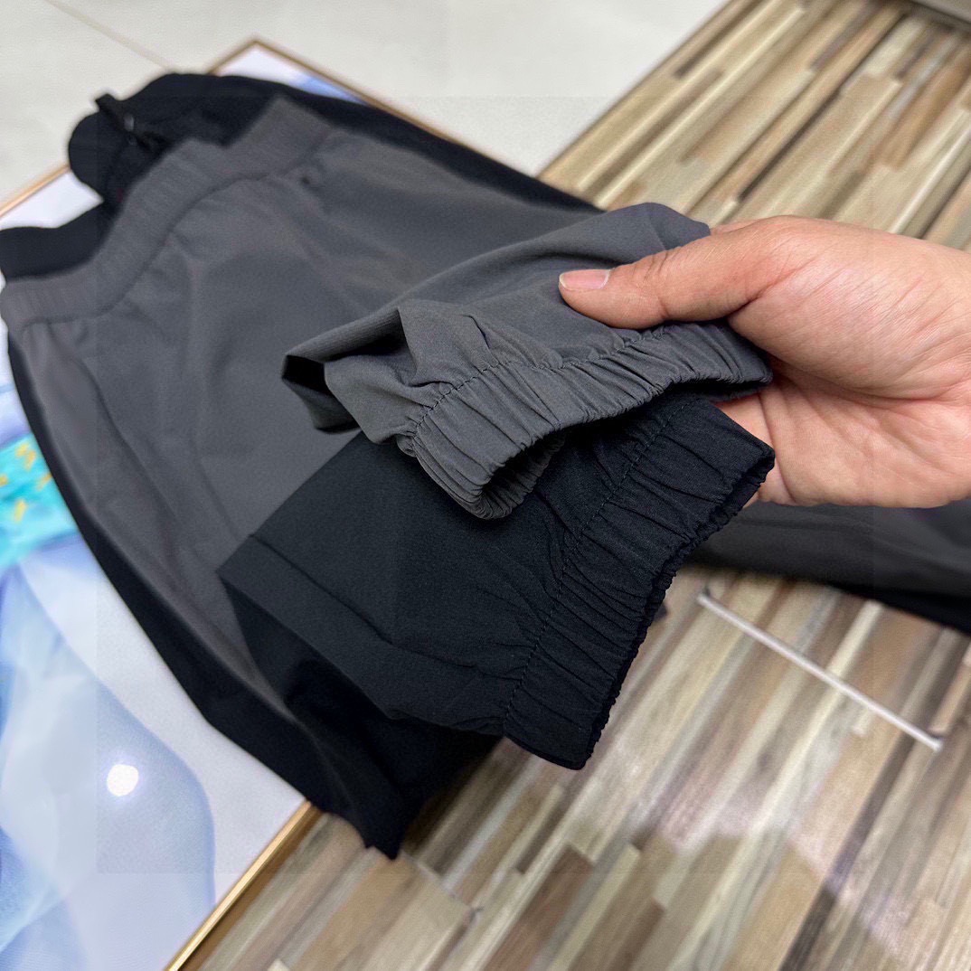 💰100
（春夏季新款2026立体裁剪tnf北面机能工装基础大众休闲裤长裤）高逼格！万针刺绣logo！TheNorthFace 北面立体剪裁户外机能风工装裤！绝对完美的品质！春秋季情侣款男女同款男士宽松大码版型简约风运动裤百搭时尚休闲裤！23年贸易公司订单纯正非常挺得一款裤子 ！必入单品！立体剪裁两侧大口袋拼接！面料舒适力挺！东西超级棒！高密度特定梭织全棉纱卡面料，透气不闷热，户外机能风，有大码男装束脚裤型，上身百搭超显腿长，做工细节都无可挑剔，同时又简约！户外休闲首选！重点推荐!太好穿了而且颜值很高!本来工厂做的是老外的单子!毁约了，不然这个价钱下不来的!!不计面料成本，工厂也只求把面料卖完!工人发发工资!宽松的廓形，修饰腿型!比如说腿粗的兄弟腿型不好的兄弟!都能很好的驾驭!搭配工装靴，运动鞋，休闲鞋，它都百搭!强烈推荐给兄弟们！三标齐全！完美品质！
颜色：黑色、灰色
尺码：M到XXXL（腰围松紧腰）
M：臀围116裤长96（建议95到120斤）
L：臀围120裤长98（建议120到140斤）
XL：臀围124裤长100（建议140到160斤）
XXL：臀围128裤长102（建议160到180斤）
XXXL臀围132裤长104（建议180到195斤）