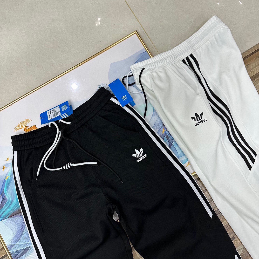 💰100
（春夏季新款2025三叶草阿迪达斯三条杠阔腿裤情侣款男女同款宽松版型运动裤休闲裤男士长裤子女士卫裤青年哈伦裤）
Adidas/阿迪达斯三叶草三条杠休闲直筒裤情侣款男女同款宽松版型阔腿裤裤脚有抽绳设计
情侣休闲裤，定制宽松舒适，超爆经典款，经过高温水洗处理，确保衣服不变形不缩水，情侣裤子：高品质做工，新款情侣款男士运动裤！超级百搭的款！ 立体有型！完美品质！
颜色：黑色、白色
尺码：M-XXL
M（腰围70cm臀围104cm裤长96cm）
L（腰围73cm臀围108cm裤长98cm）
XL（腰围76cm臀围112cm裤长100cm）
2XL（腰围79cm臀围116cm裤长102cm）
           （手工测量有1-3cm误差）