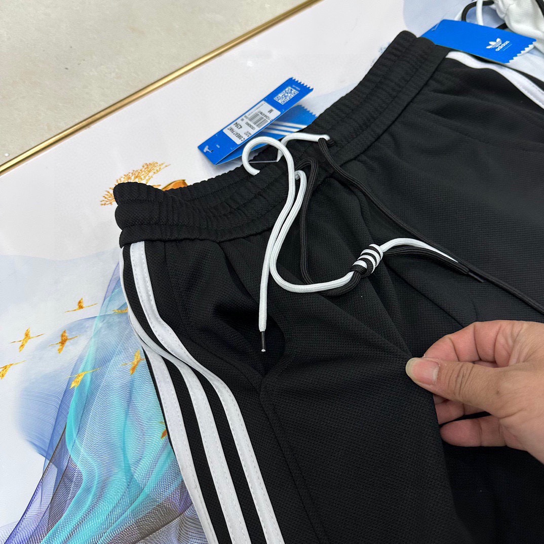 💰100
（春夏季新款2025三叶草阿迪达斯三条杠阔腿裤情侣款男女同款宽松版型运动裤休闲裤男士长裤子女士卫裤青年哈伦裤）
Adidas/阿迪达斯三叶草三条杠休闲直筒裤情侣款男女同款宽松版型阔腿裤裤脚有抽绳设计
情侣休闲裤，定制宽松舒适，超爆经典款，经过高温水洗处理，确保衣服不变形不缩水，情侣裤子：高品质做工，新款情侣款男士运动裤！超级百搭的款！ 立体有型！完美品质！
颜色：黑色、白色
尺码：M-XXL
M（腰围70cm臀围104cm裤长96cm）
L（腰围73cm臀围108cm裤长98cm）
XL（腰围76cm臀围112cm裤长100cm）
2XL（腰围79cm臀围116cm裤长102cm）
           （手工测量有1-3cm误差）