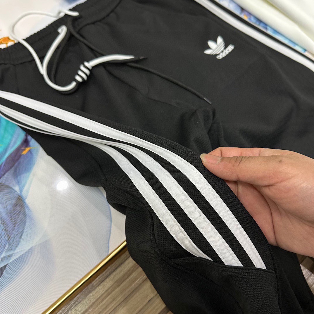💰100
（春夏季新款2025三叶草阿迪达斯三条杠阔腿裤情侣款男女同款宽松版型运动裤休闲裤男士长裤子女士卫裤青年哈伦裤）
Adidas/阿迪达斯三叶草三条杠休闲直筒裤情侣款男女同款宽松版型阔腿裤裤脚有抽绳设计
情侣休闲裤，定制宽松舒适，超爆经典款，经过高温水洗处理，确保衣服不变形不缩水，情侣裤子：高品质做工，新款情侣款男士运动裤！超级百搭的款！ 立体有型！完美品质！
颜色：黑色、白色
尺码：M-XXL
M（腰围70cm臀围104cm裤长96cm）
L（腰围73cm臀围108cm裤长98cm）
XL（腰围76cm臀围112cm裤长100cm）
2XL（腰围79cm臀围116cm裤长102cm）
           （手工测量有1-3cm误差）