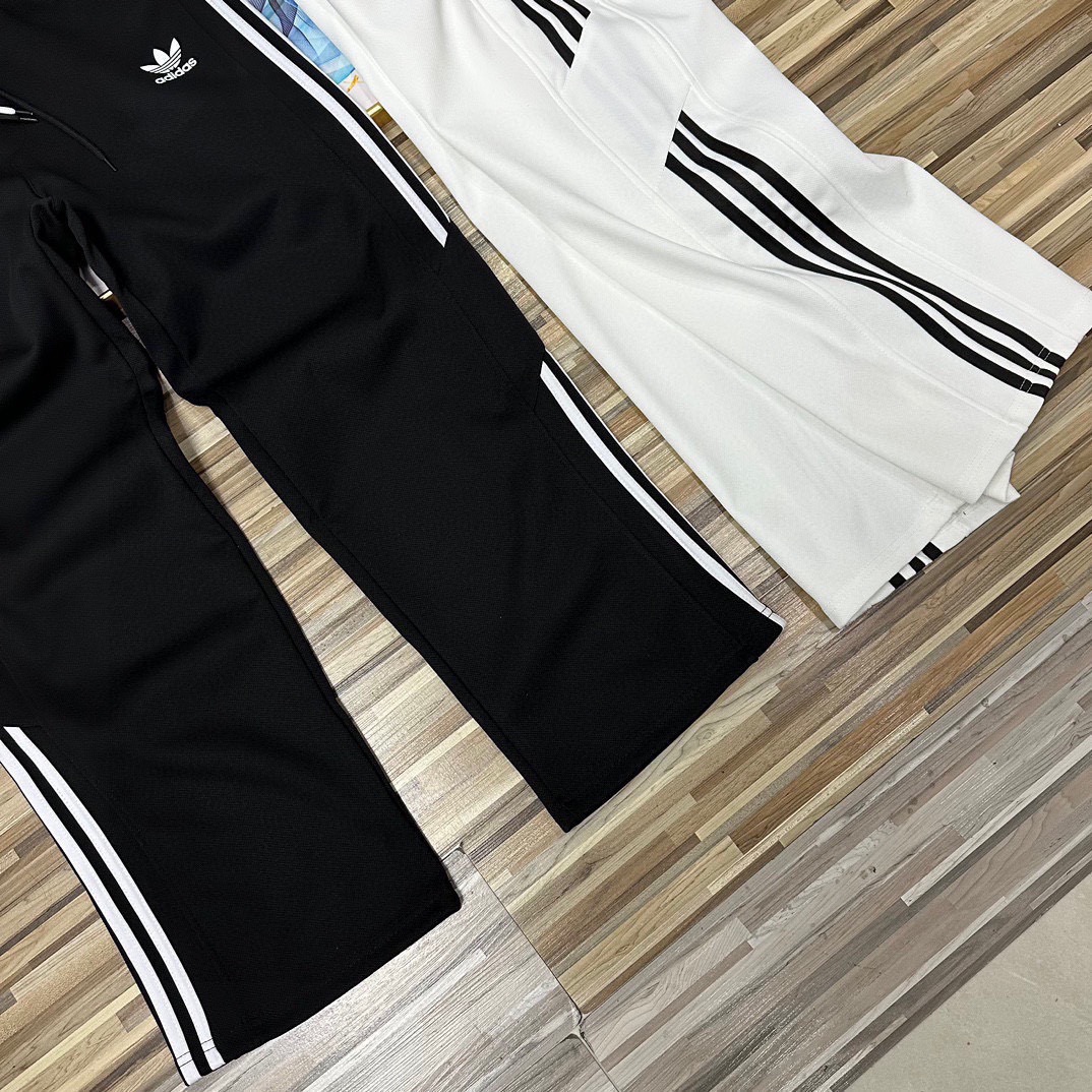 💰100
（春夏季新款2025三叶草阿迪达斯三条杠阔腿裤情侣款男女同款宽松版型运动裤休闲裤男士长裤子女士卫裤青年哈伦裤）
Adidas/阿迪达斯三叶草三条杠休闲直筒裤情侣款男女同款宽松版型阔腿裤裤脚有抽绳设计
情侣休闲裤，定制宽松舒适，超爆经典款，经过高温水洗处理，确保衣服不变形不缩水，情侣裤子：高品质做工，新款情侣款男士运动裤！超级百搭的款！ 立体有型！完美品质！
颜色：黑色、白色
尺码：M-XXL
M（腰围70cm臀围104cm裤长96cm）
L（腰围73cm臀围108cm裤长98cm）
XL（腰围76cm臀围112cm裤长100cm）
2XL（腰围79cm臀围116cm裤长102cm）
           （手工测量有1-3cm误差）