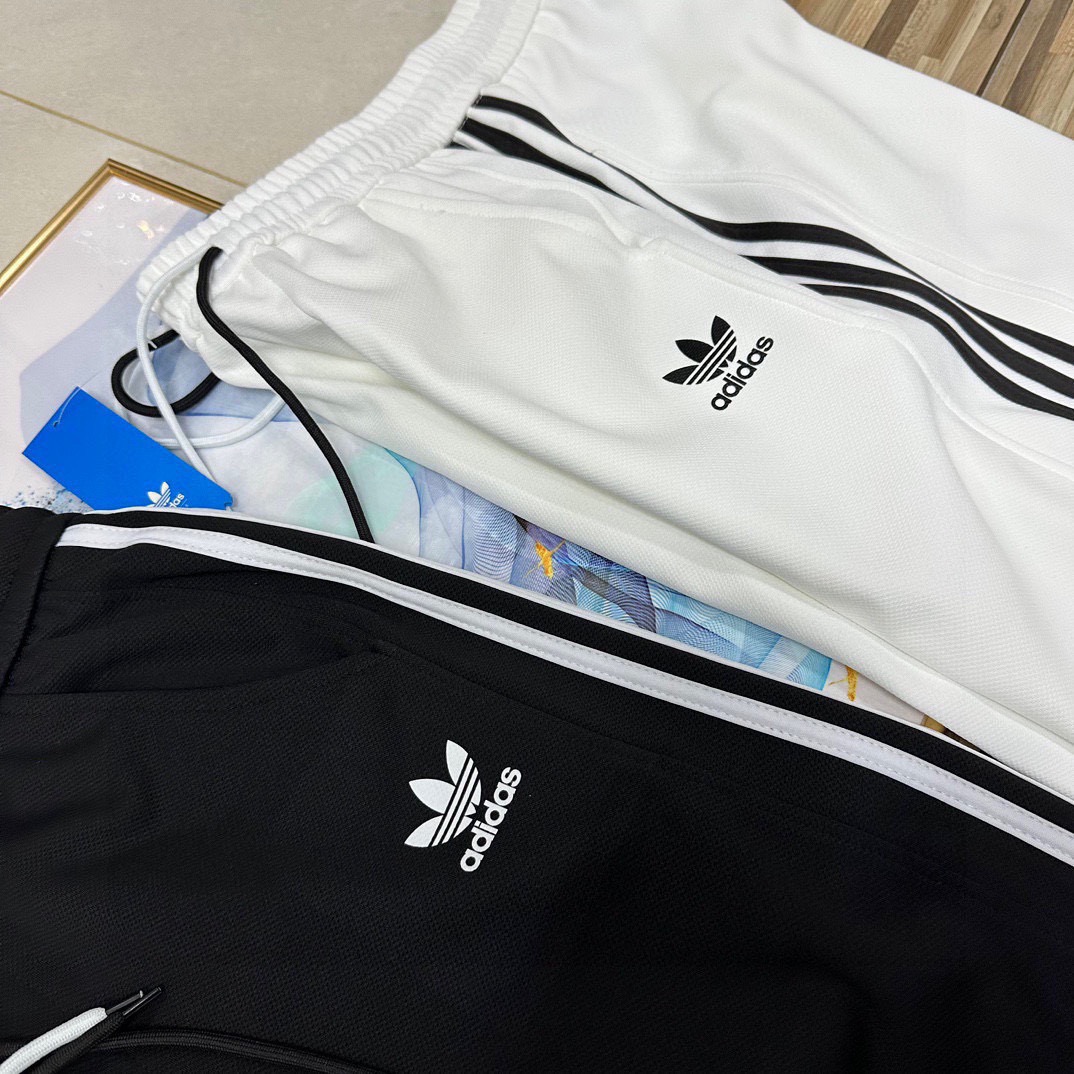 💰100
（春夏季新款2025三叶草阿迪达斯三条杠阔腿裤情侣款男女同款宽松版型运动裤休闲裤男士长裤子女士卫裤青年哈伦裤）
Adidas/阿迪达斯三叶草三条杠休闲直筒裤情侣款男女同款宽松版型阔腿裤裤脚有抽绳设计
情侣休闲裤，定制宽松舒适，超爆经典款，经过高温水洗处理，确保衣服不变形不缩水，情侣裤子：高品质做工，新款情侣款男士运动裤！超级百搭的款！ 立体有型！完美品质！
颜色：黑色、白色
尺码：M-XXL
M（腰围70cm臀围104cm裤长96cm）
L（腰围73cm臀围108cm裤长98cm）
XL（腰围76cm臀围112cm裤长100cm）
2XL（腰围79cm臀围116cm裤长102cm）
           （手工测量有1-3cm误差）