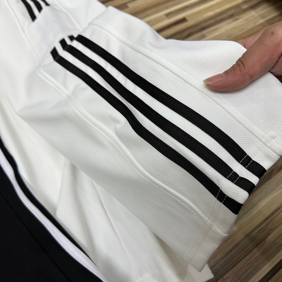 💰100
（春夏季新款2025三叶草阿迪达斯三条杠阔腿裤情侣款男女同款宽松版型运动裤休闲裤男士长裤子女士卫裤青年哈伦裤）
Adidas/阿迪达斯三叶草三条杠休闲直筒裤情侣款男女同款宽松版型阔腿裤裤脚有抽绳设计
情侣休闲裤，定制宽松舒适，超爆经典款，经过高温水洗处理，确保衣服不变形不缩水，情侣裤子：高品质做工，新款情侣款男士运动裤！超级百搭的款！ 立体有型！完美品质！
颜色：黑色、白色
尺码：M-XXL
M（腰围70cm臀围104cm裤长96cm）
L（腰围73cm臀围108cm裤长98cm）
XL（腰围76cm臀围112cm裤长100cm）
2XL（腰围79cm臀围116cm裤长102cm）
           （手工测量有1-3cm误差）