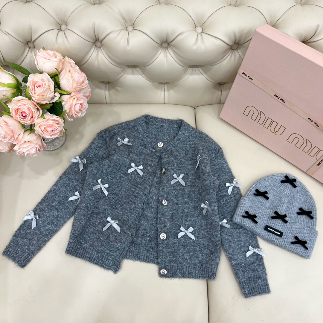 Grey Butterfly Knot Shirt: Unique Design for Girls’ Wardrobe, Comfortable and Stylish #195 - 图片 1