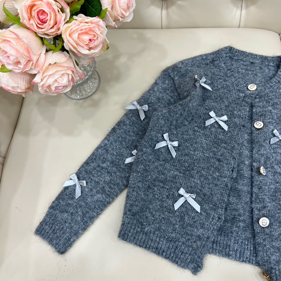 Grey Butterfly Knot Shirt: Unique Design for Girls’ Wardrobe, Comfortable and Stylish #195 - 图片 3