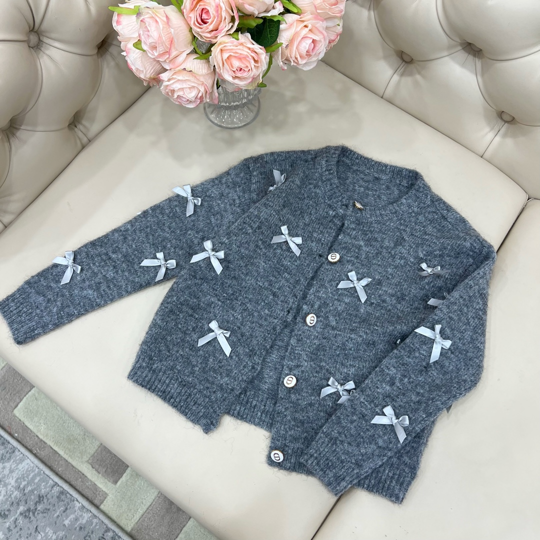 Grey Butterfly Knot Shirt: Unique Design for Girls’ Wardrobe, Comfortable and Stylish #195 - 图片 2