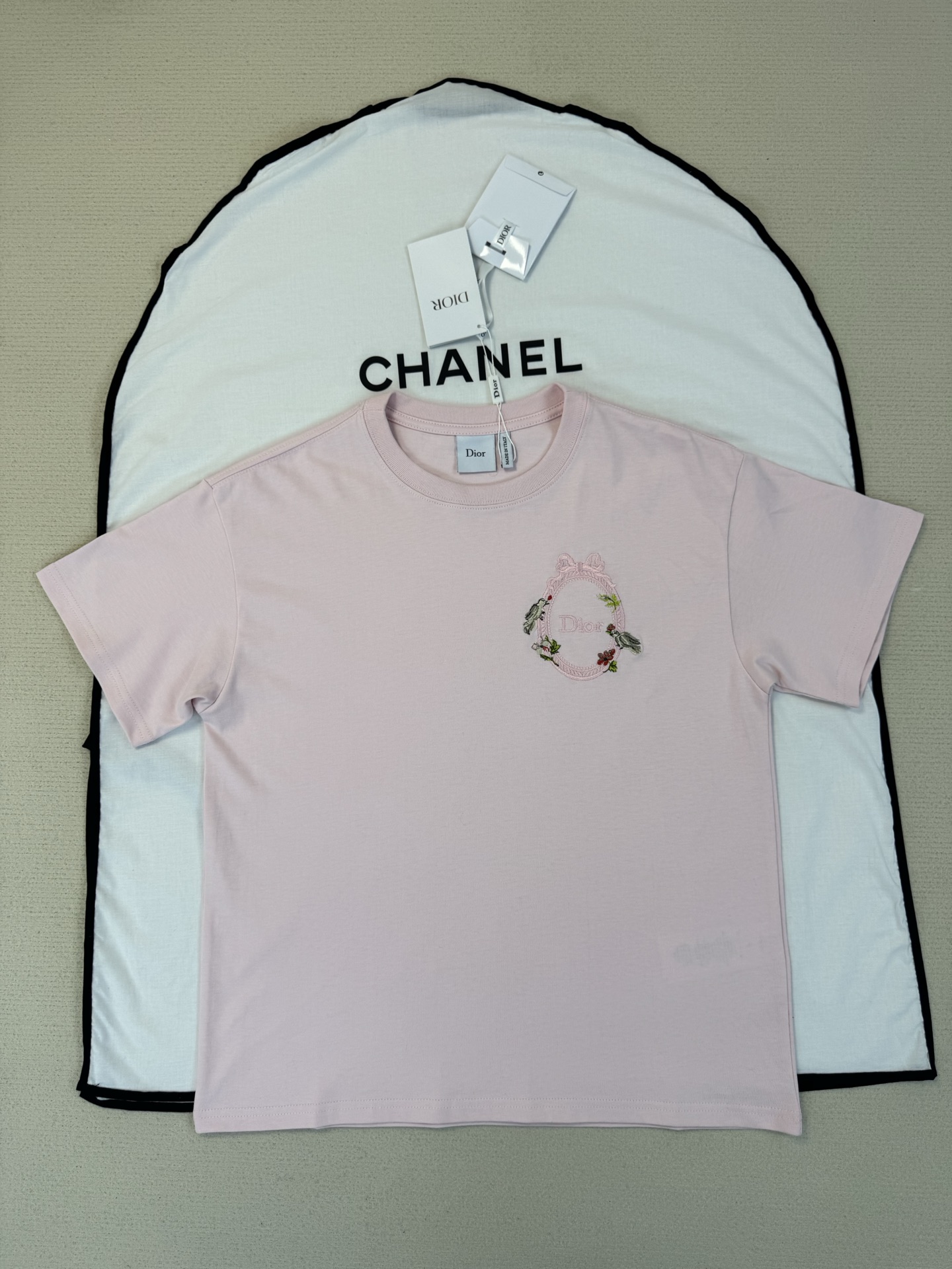 NO:720206,The highest version on the market, the girl inspects the goods, trims the three marks on the threads, and delivers the goods. You can post pictures and take videos. If you want quality or service, please add me on WeChat. We will not accept urgent orders. Dio* short-sleeved detail pictures SML, Dior-clothing, dior, dior, T-shirt,19860909市面最高版本小妹验货、修剪线头上三标、发货可发图及拍视频,要品质要服务的加我微信,不接急单. Dio*家短袖细节图SML,迪奥-服装,dior,dior,T-shirt,,Women's clothing