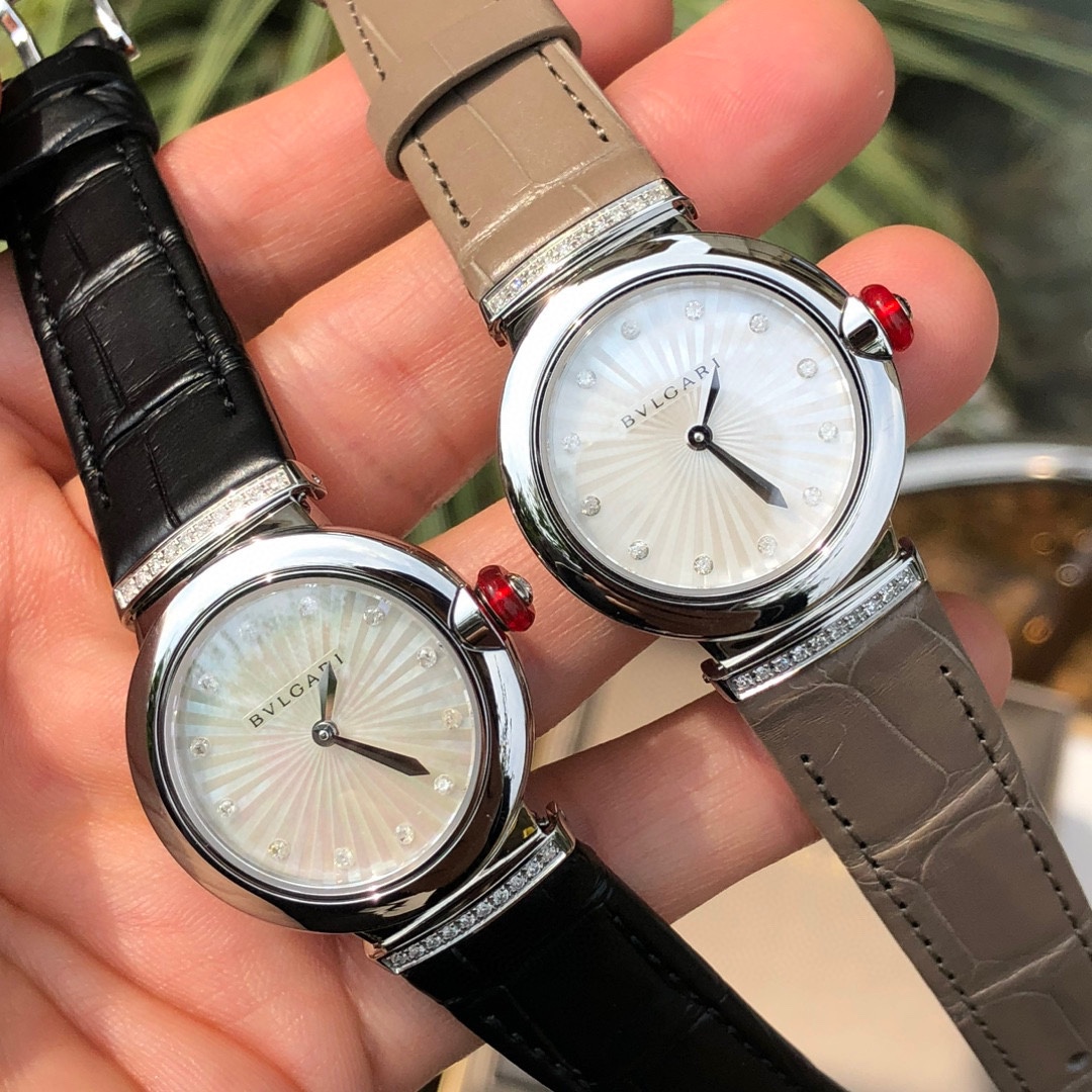 NO:158375,Everyone is familiar with LVCEA watches. We have had several popular models in the century before. Today's new color schemes, so it is relatively simple to introduce them. If you are looking forward to the new color scheme of this series, please do not miss the use of a natural fritillar dial and a classic and unique fan pattern. With the 20 natural real diamonds inlaid on the strap, exuding an elegant temperament and the charm of the eternal city, this series of watches has become one of the identity logos of elegant ladies in the upper class of Italy. Two strap colors are selected.  Our watch case is also presented with stainless steel plating material. The dial has a more unique pattern and 12 natural diamonds to show the glittering posture of Bulgari's jewelry brand. This watch is made of a 28mm stainless steel case. After exquisite polishing and polishing of the brand OEM factory, the perfect case curve and elegant and unique fan shape are very beautiful, and the texture is randomly visible. Each watch is uniquely inlaid with 12 1.3Vvs level foot reverse real diamond hour markers, and the fan-shaped lugs are inlaid with 20 1.0vvs real  Diamond, 32 pieces of the whole watch plus natural stone surface, top luxury, GTC authoritative inspection and certification, Internet-connected, equipped with authentic Bulgari exclusively for original movement, very scarce, can be disassembled and inspected in the counter, and cannot be ordered in the market, we only have this batch sold out, including steel sheet molded American crocodile leather strap, ultra-thin design, making it more comfortable to wear, convex sapphire glass, never scratched, 50 meters waterproof, full set of original packaging, gifts are very suitable for self-wrapping, louis  vuitton, bvlgari, crocodile skin19860909LVCEA腕表大家并不陌生,我们之前有过几款世纪爆款,今天的就是全新配色,所以介绍起来就比较简单了,如果在期待该系列新配色的,请一定不要错过采用天然贝母表盘与经典别致的扇形图案相融合,加上表带20颗天然真钻镶嵌,散发优雅气质和永恒之城的迷人,此系列腕表成为了意大利上层社会优雅女士的身份标识之一 两种表带配色选 我们家表壳也以精钢镀材质呈现,表盘更独特的纹路搭配12粒天然钻石展现宝格丽的珠宝品牌闪耀动人之姿.这款腕表以28mm精钢表壳,经过品牌代工厂精致抛光打磨处理之后,完美的表壳弧度以及典雅而别致的扇形十分漂亮,质感随意可见,每一个腕表都是独一无二的镶嵌有12颗1.3Vvs级足反真钻时标,扇形表耳镶嵌20粒1.0vvs真钻,整表32粒加天然石头面,顶级奢华,GTC权威检测认证,联网可查,搭载正品一致的宝格丽专供原装机芯,非常稀缺,可专柜拆机验货,H3针高市场也无法订购,我们也仅此一批售完永无,内含钢片成型美洲鳄鱼皮表带,超薄设计,令佩戴更加的舒适,凸面蓝宝石玻璃,永不刮花,50米防水,配全套原包装,送礼自戴都非常合适,,louis vuitton,bvlgari,crocodile skin,Watch