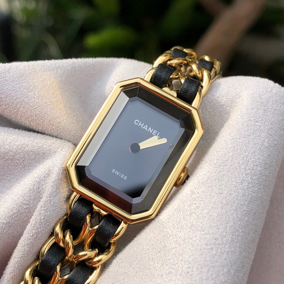 NO:390932,After 35 years of precipitation, it is not only not outdated, but it is becoming more and more charming. The black painted dial is as smooth as a mirror, simple and neat, and does not fear the change of time. The mirror is like a cut gem, clear and crystal clear,19860909经过35年沉淀,不仅没有过时,反到越来越迷人,黑色漆面表盘,光滑如镜,简洁利落,不惧时光变迁,表镜如同切割过的宝石,剔透晶莹,,,Watch