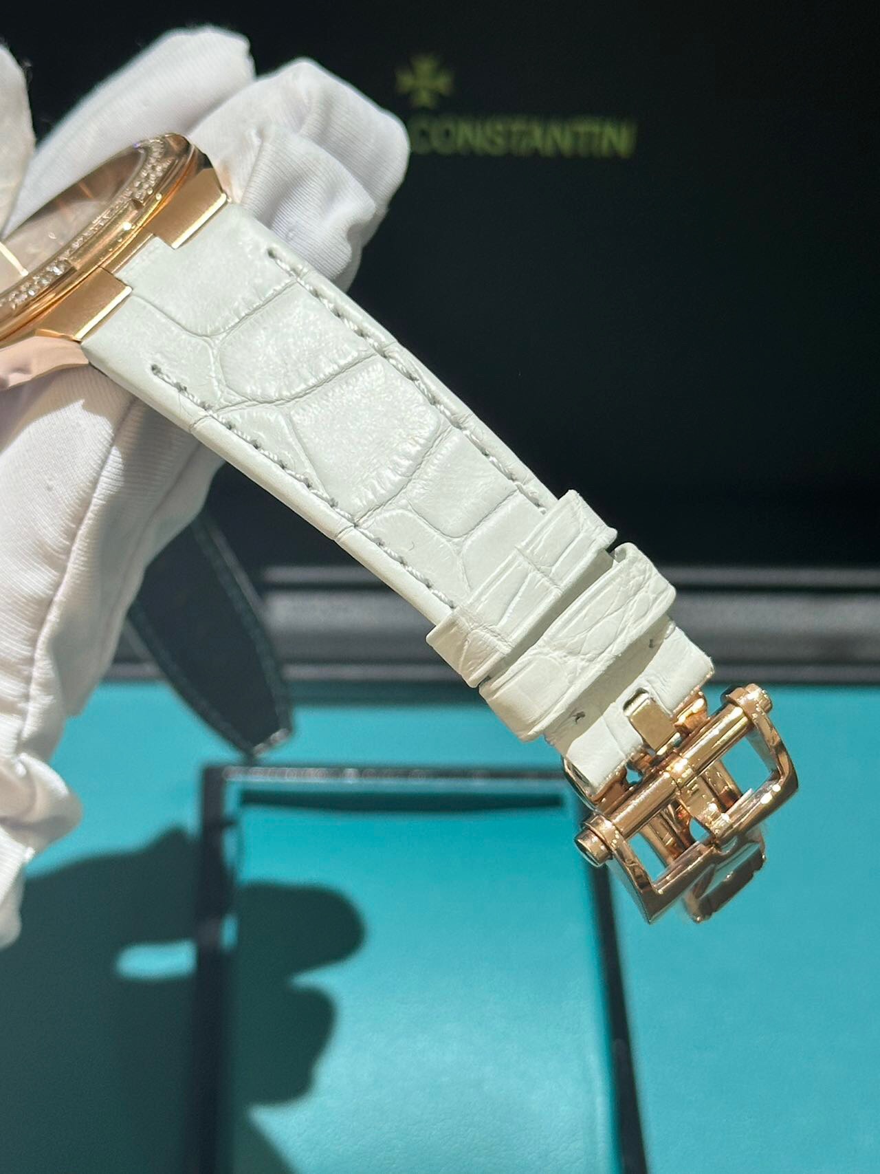 NO:391155,The strap is imported from Mihe crocodile. Each crocodile only takes the middle material. China Wildlife Management Special Marking and CNWM Crocodile skin takes three days to polish the skin smoothness after pure hand-made water dyeing and three days to polish the skin smoothness after pure hand-made water dyeing and three days to polish the skin smoothness. All sides are fully covered and are purely hand-sewn, which further reflects all the details and difficulties of the process.19860909表带采用进口密河鳄鱼 每张鳄鱼只取中间的料,中国野生动物管理专用标示认证CNWM鳄鱼皮在经过纯手工水染加三天耗時打磨才完成皮面光滑度 经过纯手工水染加三天耗时打磨才完成皮面光滑度 所有边都属全包边纯手工缝制 更加体现所有工艺细节与难度,,crocodile skin,Watch