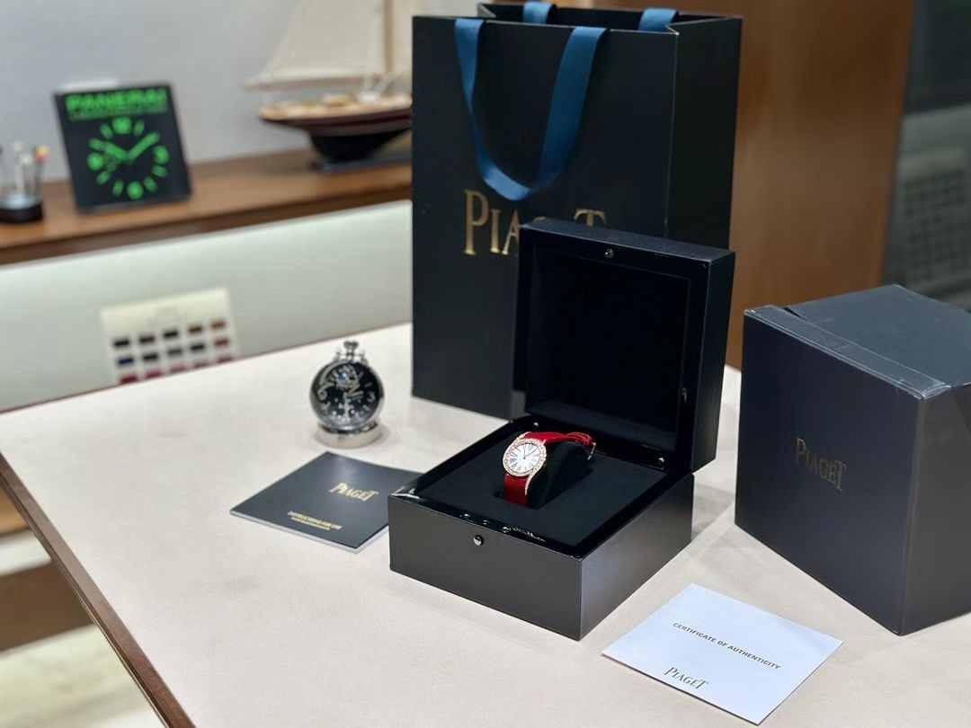 NO:391054,Earl 69Limelight Gala watch super version genuine alligator leather strap!  The watch size is 32mm. The first-class shell grinding process is used to interpret the elegant temperament of the Piaget. The detailed buckle is matched with Swarovski rhinestones, which is occasionally bright and refreshing. It uses a custom-made Swiss quartz movement, with a strong battery life, stable and zero rework. It is inlaid with 60 brilliant-cut diamonds (about 0.92 carats). The buckle is inlaid with a single brilliant-cut Swarovski rhinestones (about 0.01 carats) to highlight the elegant temperament, swarovski,piaget, crocodile skin19860909伯爵69Limelight Gala腕表超级版 正品级 鳄鱼皮表带！腕表尺寸32mm 运用一流的壳套打磨工艺,诠释伯爵优雅气质.表扣细节工艺,搭配施华洛世奇水钻,偶然一亮,清新脱俗. 采用定制版瑞士石英机芯,续航给力,走时稳健,零返修.镶饰60颗明亮式切割钻（约0.92克拉）.表扣镶饰单颗明亮式切割施华洛世奇水钻（约0.01克拉）动人线条衬托优雅气质,,swarovski,piaget,crocodile skin,Watch