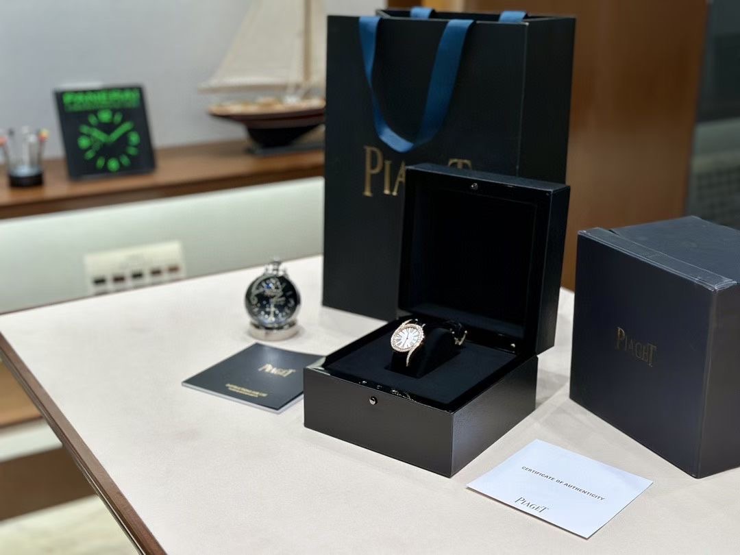 NO:391039,Piaget 69Limelight Gala watch super version authentic alligator leather strap, watch size 32mm, using first-class shell grinding technology to interpret Piaget's elegant temperament. The detailed buckle craftsmanship and Swarovski rhinestones are paired with Swarovski rhinestones, which are refreshing and refined. It uses a custom-made Swiss quartz movement, with a strong battery life, stable and zero rework. It is inlaid with 60 brilliant-cut diamonds (about 0.92 carats). The buckle is inlaid with single brilliant-cut Swarovski rhinestones (about 0.01 carats) to highlight the elegant temperament, swarovski,piaget, crocodile skin19860909伯爵69Limelight Gala腕表超级版 正品级 鳄鱼皮表带,腕表尺寸32mm 运用一流的壳套打磨工艺,诠释伯爵优雅气质.表扣细节工艺,搭配施华洛世奇水钻,偶然一亮,清新脱俗. 采用定制版瑞士石英机芯,续航给力,走时稳健,零返修.镶饰60颗明亮式切割钻（约0.92克拉）.表扣镶饰单颗明亮式切割施华洛世奇水钻（约0.01克拉）动人线条衬托优雅气质,,swarovski,piaget,crocodile skin,Watch