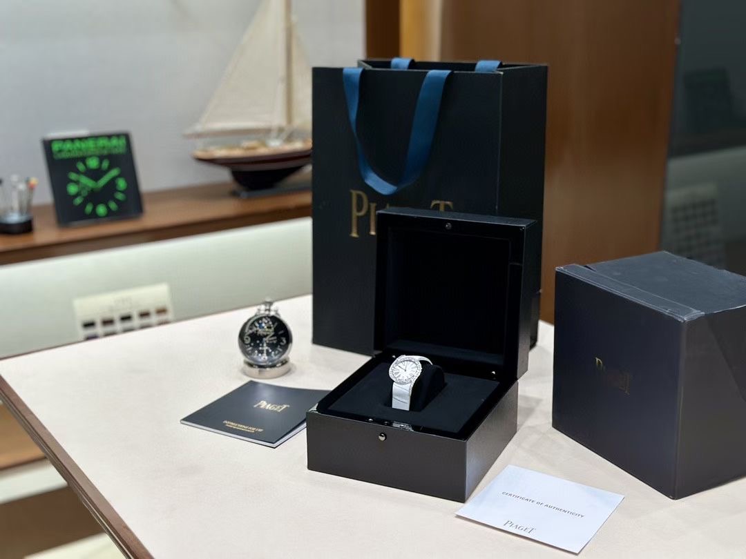 NO:391044,Earl 69Limelight Gala watch super version genuine alligator leather strap!  The watch size is 32mm. The first-class shell grinding process is used to interpret the elegant temperament of the Piaget. The detailed buckle is matched with Swarovski rhinestones, which is occasionally bright and refreshing. It uses a custom-made Swiss quartz movement, with a strong battery life, stable and zero rework. It is inlaid with 60 brilliant-cut diamonds (about 0.92 carats). The buckle is inlaid with a single brilliant-cut Swarovski rhinestones (about 0.01 carats) to highlight the elegant temperament, swarovski,piaget, crocodile skin19860909伯爵69Limelight Gala腕表超级版 正品级 鳄鱼皮表带！腕表尺寸32mm 运用一流的壳套打磨工艺,诠释伯爵优雅气质.表扣细节工艺,搭配施华洛世奇水钻,偶然一亮,清新脱俗. 采用定制版瑞士石英机芯,续航给力,走时稳健,零返修.镶饰60颗明亮式切割钻（约0.92克拉）.表扣镶饰单颗明亮式切割施华洛世奇水钻（约0.01克拉）动人线条衬托优雅气质,,swarovski,piaget,crocodile skin,Watch