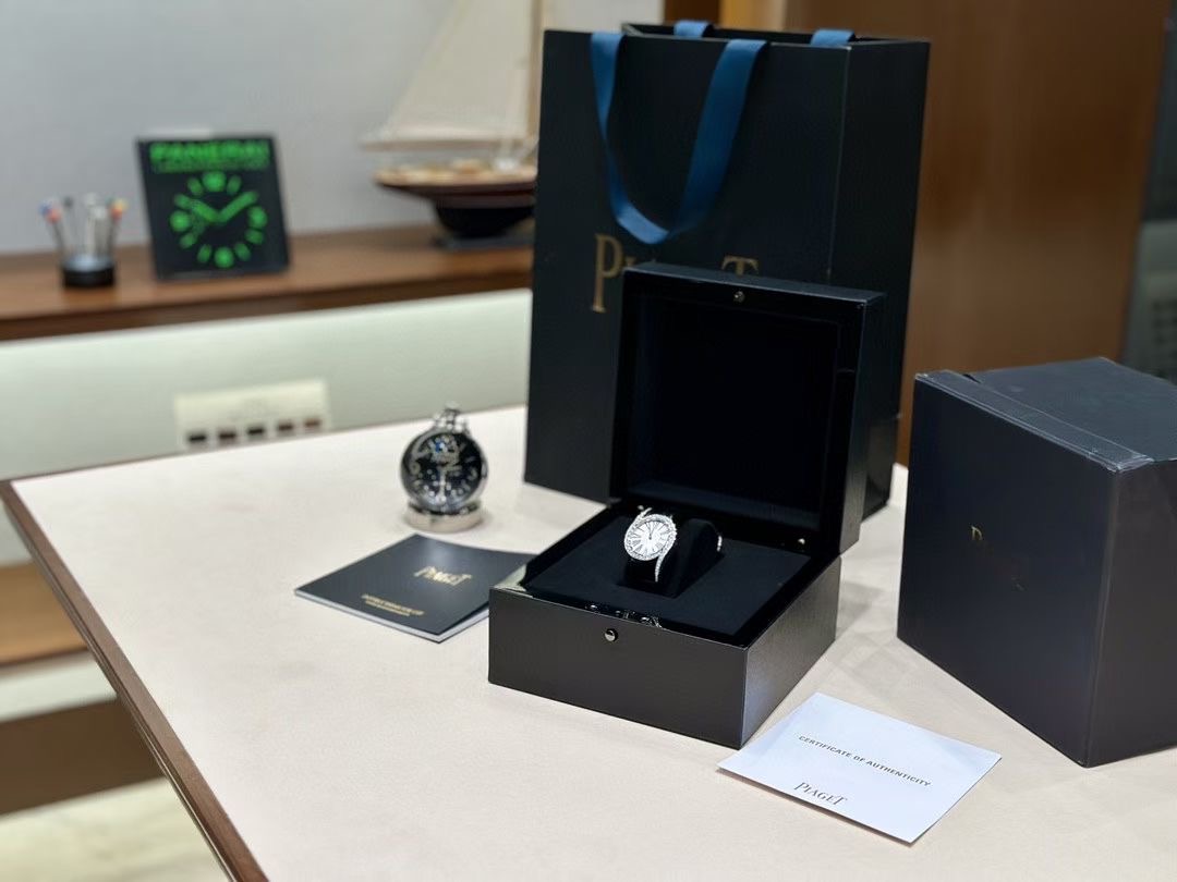 NO:391049,Piaget 69Limelight Gala watch super version genuine watch size 32mm with alligator leather strap, silk strap, cowhide strap optional. The first-class shell grinding process is used to interpret Piaget's elegant temperament. The detailed buckle craftsmanship is matched with Swarovski rhinestones, which is refreshing and refined by chance. It uses a custom Swiss quartz movement, with a strong battery life, stable time and zero rework. It is equipped with 60 brilliant-cut diamonds (about 0.92 carats). The buckle is decorated with a single brilliant-cut Swarovski rhinestone (about 0.01 carats) and the moving lines set off the elegant temperament. Swarovski,piaget,cowhide,crocodile skin19860909伯爵69Limelight Gala腕表超级版 正品级 腕表尺寸32mm 有鳄鱼皮表带,绢丝表带,牛皮表带可选 运用一流的壳套打磨工艺,诠释伯爵优雅气质.表扣细节工艺,搭配施华洛世奇水钻,偶然一亮,清新脱俗. 采用定制版瑞士石英机芯,续航给力,走时稳健,零返修.镶饰60颗明亮式切割钻（约0.92克拉）.表扣镶饰单颗明亮式切割施华洛世奇水钻（约0.01克拉）动人线条衬托优雅气质,,swarovski,piaget,cowhide,crocodile skin,Watch