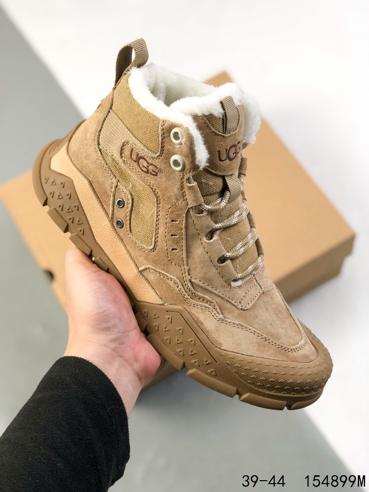 💰260
UGG 品牌的起源可以追溯到澳大利亚，一战时期，澳大利亚飞行员用两块羊皮包裹成鞋子穿在脚上御寒，这种设计后来逐渐在澳洲流行开来。品牌正式创立于 1978 年，由澳大利亚冲浪员 Brian Smith 带到美国加利福尼亚并推广。以其标志性的羊毛靴而闻名于世，已成为冬季时尚与舒适的代名词。它们不仅继承了 UGG 品牌的经典元素，更在细节上进行了创新。
ID：154899M